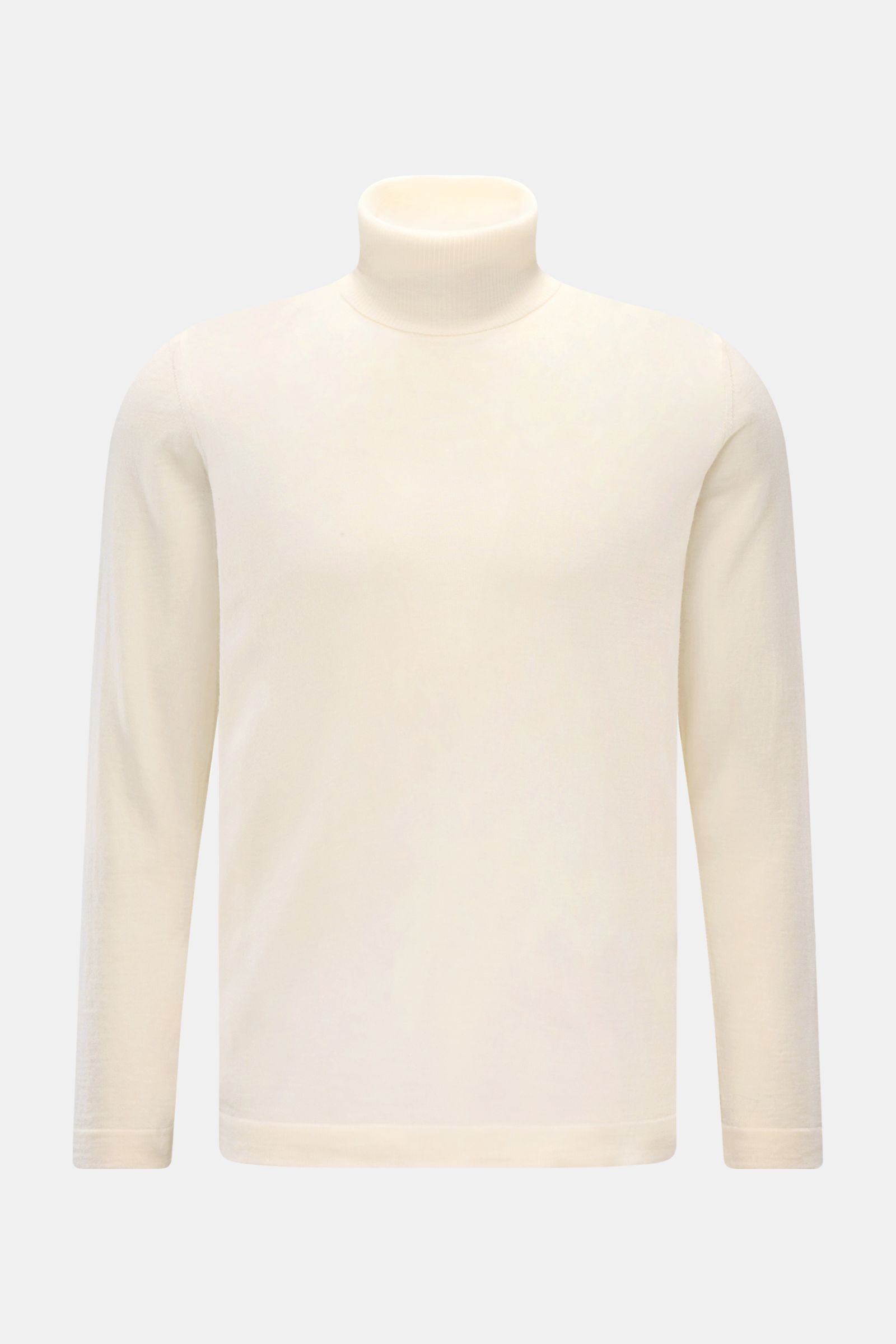 Front view of the 04651/ A trip in a bag Merino Rollkragenpullover creme, a slim fit cream turtleneck sweater made of pure merino wool with a soft feel, fine knit texture, ribbed turtleneck, and short side slits. 

Zeitloser Komfort für coole Layerings