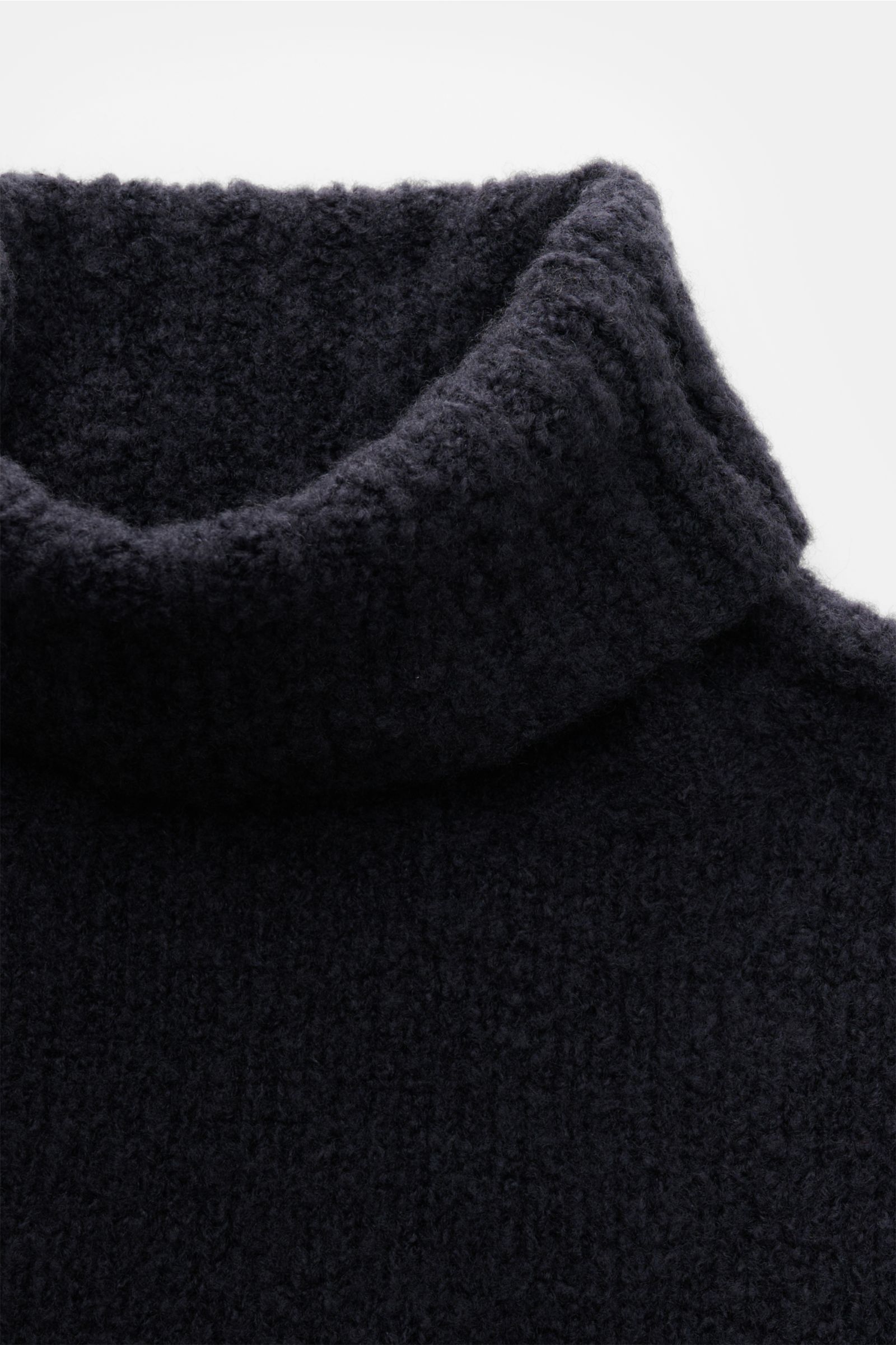 Close-up front top view of the navy 04651/ A trip in a bag Rollkragenpullover 'Chunky Turtle' with thick knit and soft texture.

Description: Edles Winter-Essential: Der legere 'Chunky Turtle' Rollkragenpullover von 04651/ A TRIP IN A BAG wird mit sein