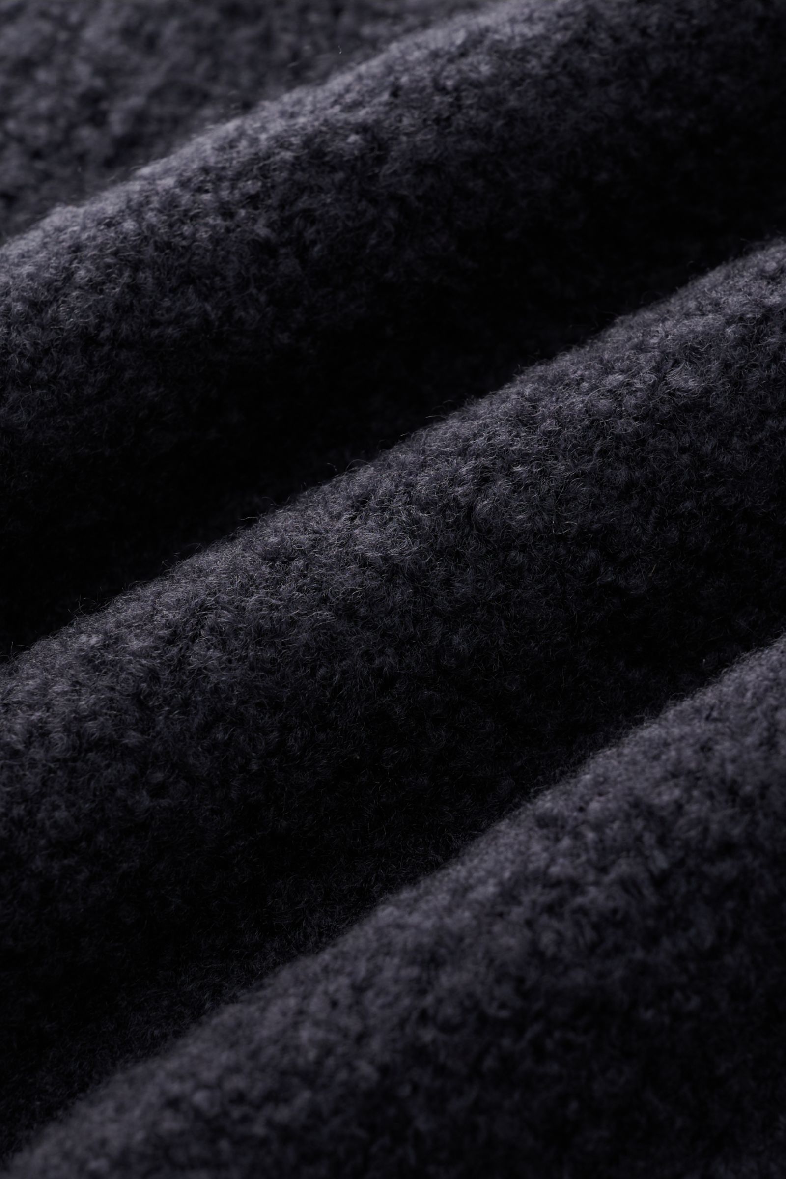 Close-up texture shot of navy fabric showing soft, voluminous knit of 04651/ A trip in a bag Rollkragenpullover 'Chunky Turtle' navy.

Edles Winter-Essential: Der legere 'Chunky Turtle' Rollkragenpullover von 04651/ A TRIP IN A BAG wird mit seinem zeit