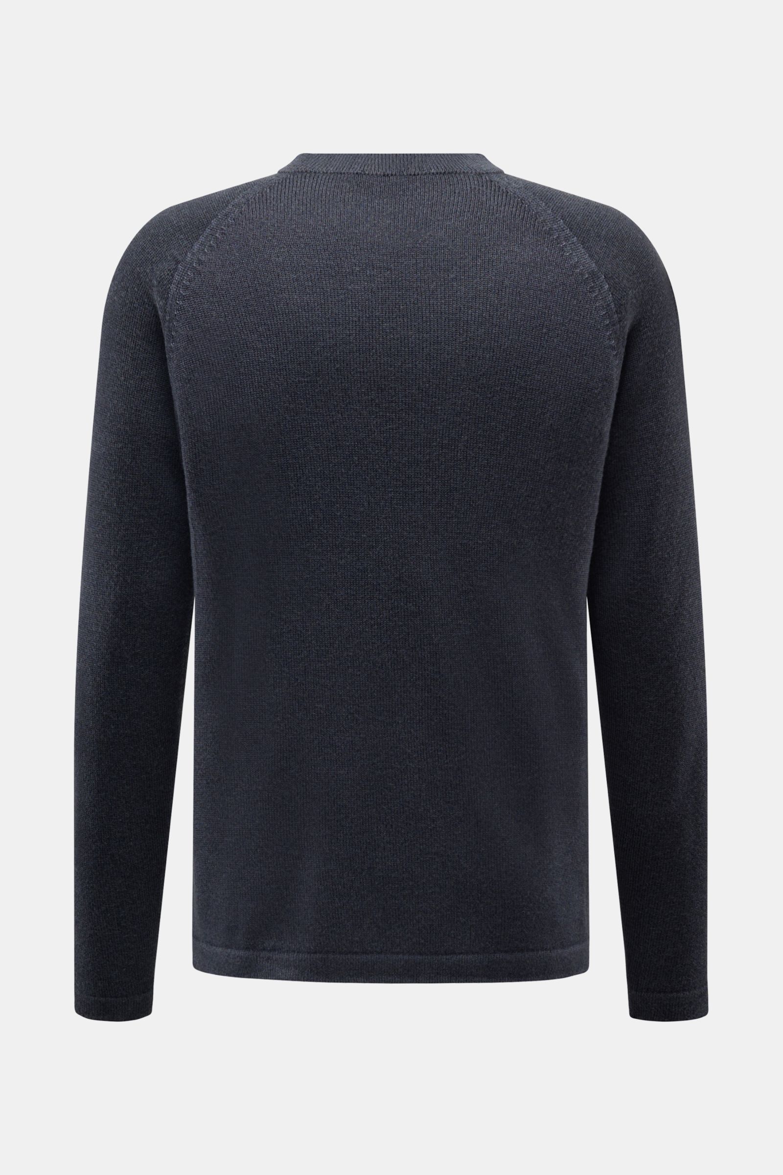 04651/ A trip in a bag Wende-Rundhalspullover 'Foggy Crew' graublau, Rückansicht, Slim Fit aus reiner Schurwolle, garment dyed, mittelfeines Strickbild, Rippbündchen.