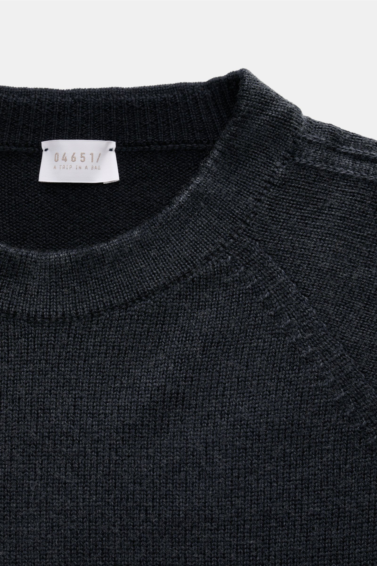 04651/ A trip in a bag Wende-Rundhalspullover 'Foggy Crew' graublau in Nahaufnahme von oben, weiche reine Schurwolle, garment dyed, Slim Fit, mittelfeines Strickbild, Rundhalsausschnitt, komfortable Rippbündchen.