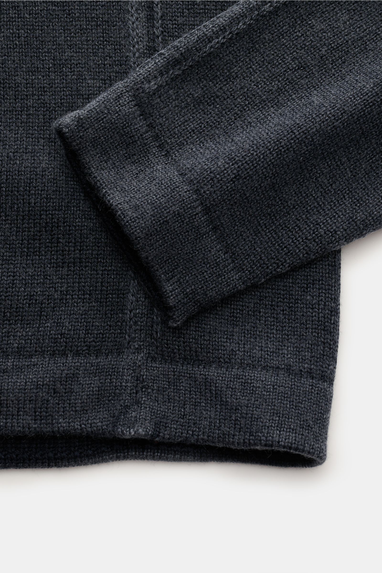 04651/ A trip in a bag Wende-Rundhalspullover 'Foggy Crew' graublau, nahaufnahme von sleeve und saum, reine Schurwolle, garment dyed, slim fit.