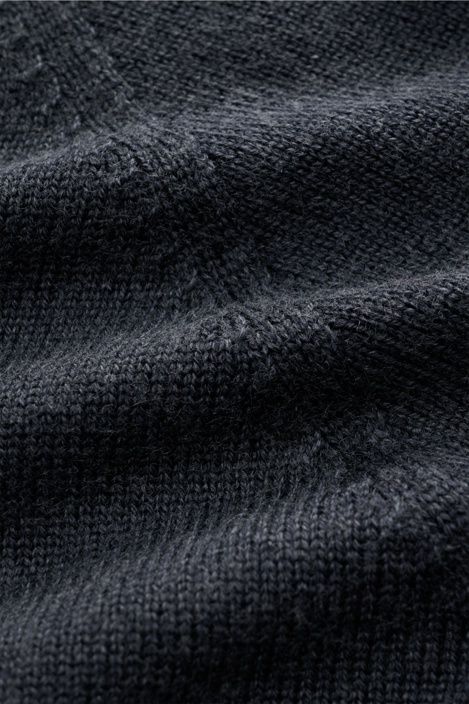 04651/ A trip in a bag Wende-Rundhalspullover 'Foggy Crew' graublau, Nahaufnahme des garment dyed Strickstoffs aus reiner Schurwolle mit mittelfeinem Muster.