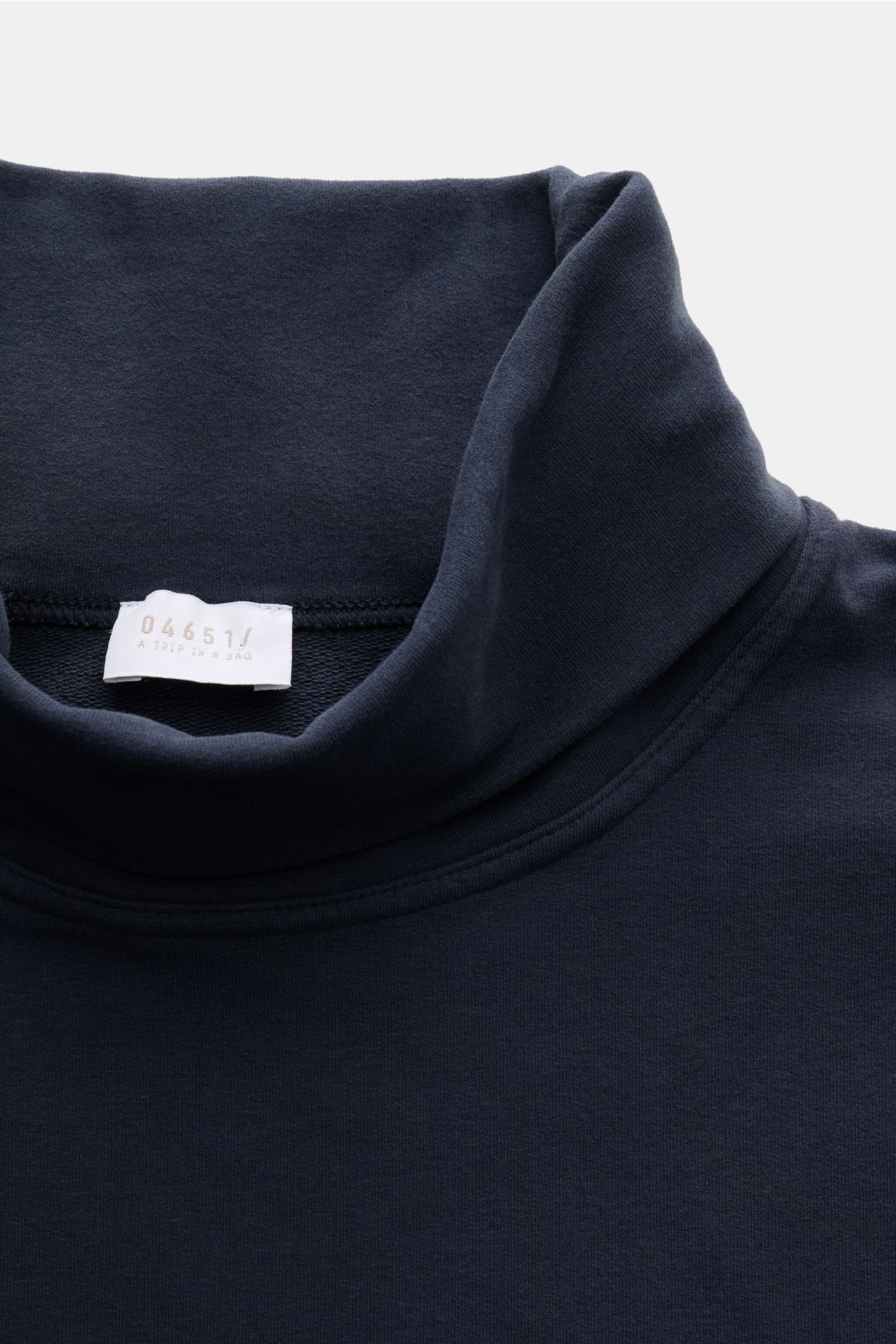 04651/ A trip in a bag Rollkragenpullover 'If Turtle' navy, Sweat aus Baumwolle/Microfaser, weicher Griff, Regular Fit, Rollkragen, Weblabel, Detailansicht von oben.