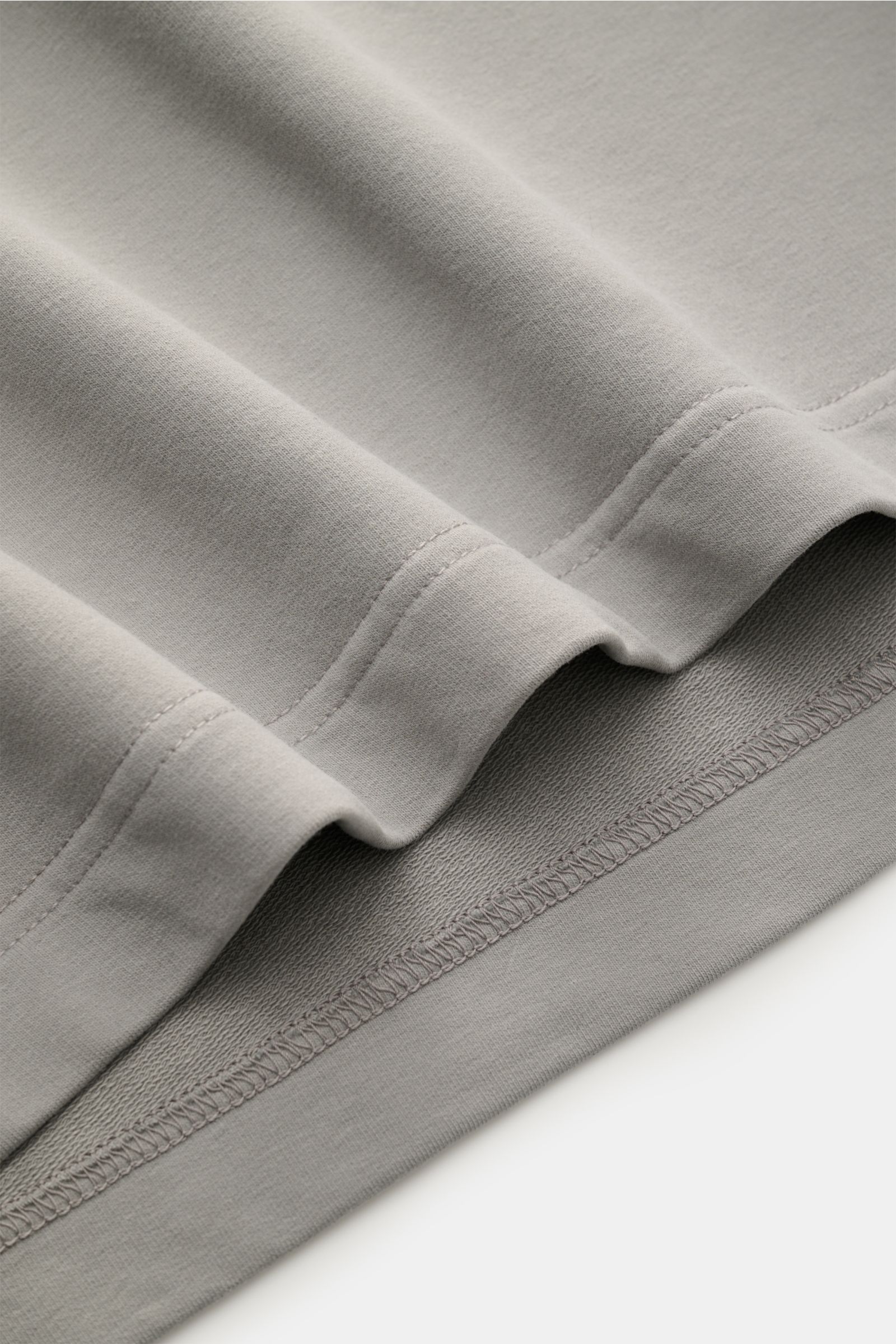 Close-up image showing the hem and stitching details of the 04651/ A trip in a bag Rollkragenpullover 'If Turtle' navy, photographed from a side angle. Zeitloses Herbst-Basic: Mit seinen vielseitigen Kombinationsmöglichkeiten wird der Sweat-Rollkragenp