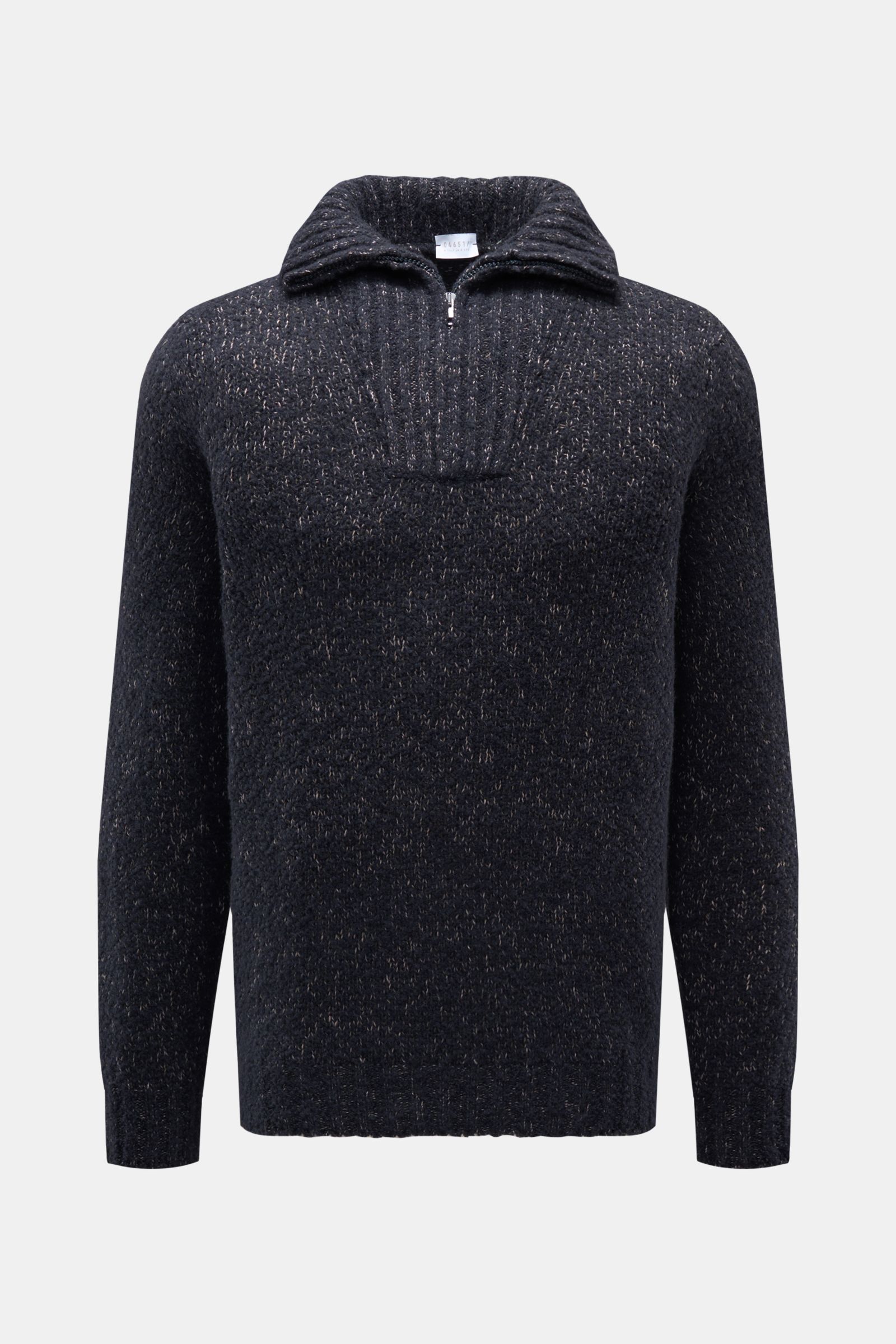 Front view of 04651/ A trip in a bag Troyer 'Chunky Quarter Zip' navy meliert with Troyer collar and zipper, made of soft wool and microfiber blend, regular fit, flexible rib cuffs. Zeitloses Winter-Essential: Der Troyer von 04651/ A TRIP IN A BAG überzeu