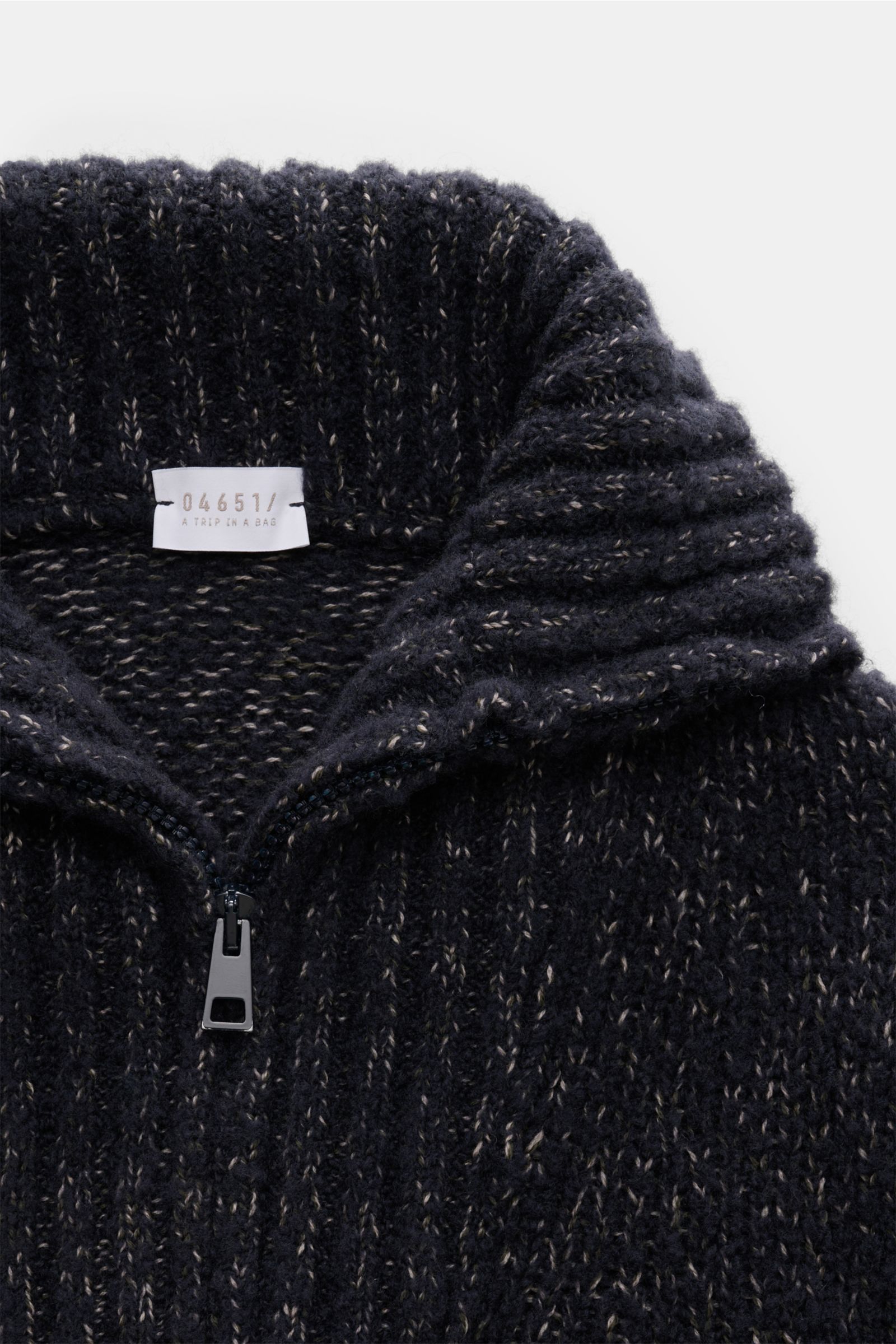 Close-up front view of the 04651/ A trip in a bag Troyer 'Chunky Quarter Zip' navy meliert sweater showing ribbed zipper collar and textured knit fabric. Zeitloses Winter-Essential: Der Troyer von 04651/ A TRIP IN A BAG überzeugt mit seinem wärmenden, 