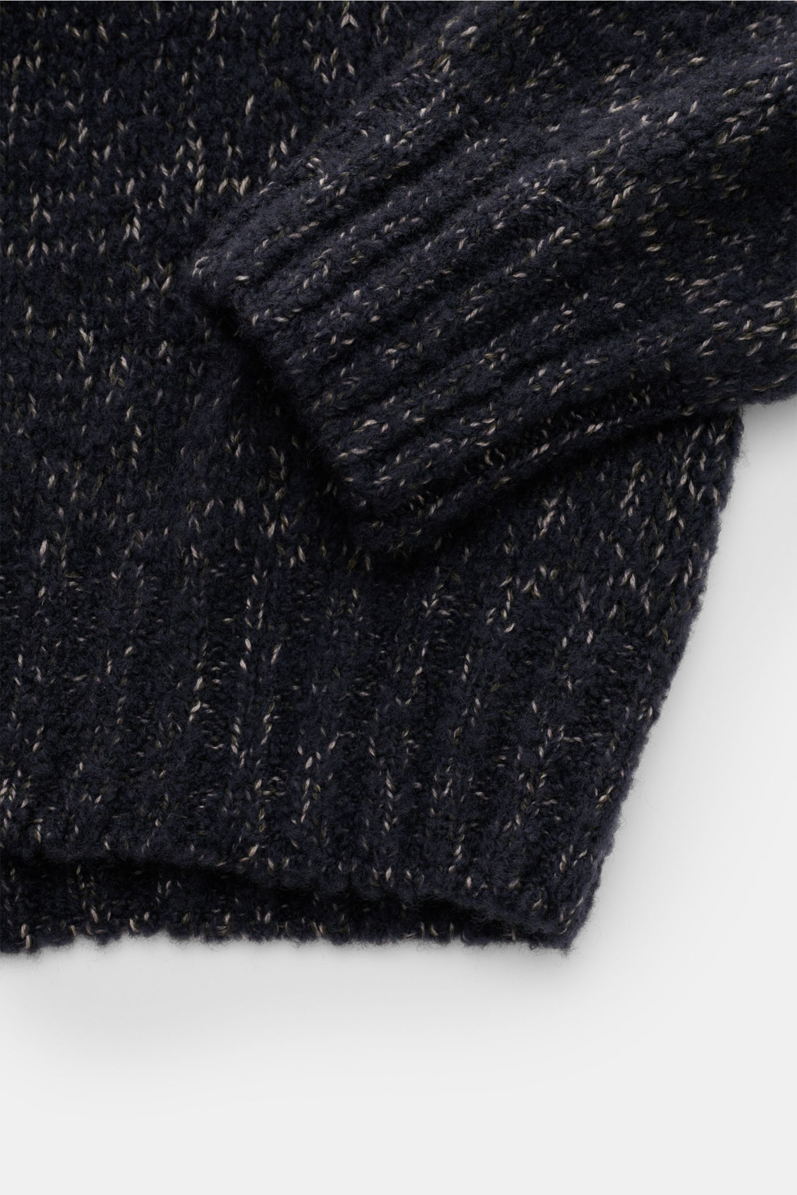 Close-up view of the cuff and hem of the 04651/ A trip in a bag Troyer 'Chunky Quarter Zip' navy meliert sweater, showing its soft, ribbed knit texture in a wool and microfiber blend. Zeitloses Winter-Essential: Der Troyer von 04651/ A TRIP IN A BAG üb