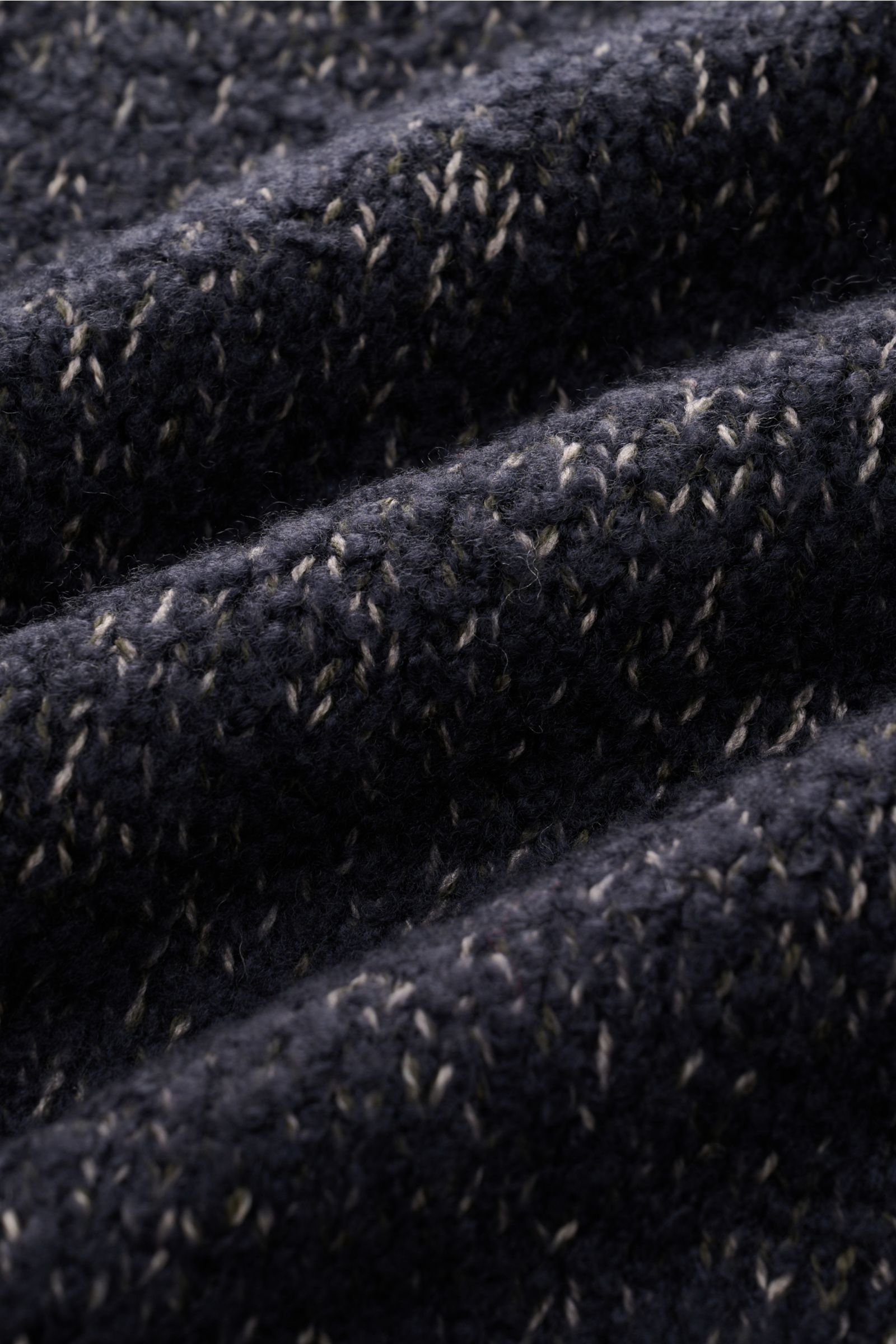 Close-up front view of 04651/ A trip in a bag Troyer 'Chunky Quarter Zip' navy meliert fabric, showing wool blend texture.

Zeitloses Winter-Essential: Der Troyer von 04651/ A TRIP IN A BAG überzeugt mit seinem wärmenden, komfortablen Material als viel
