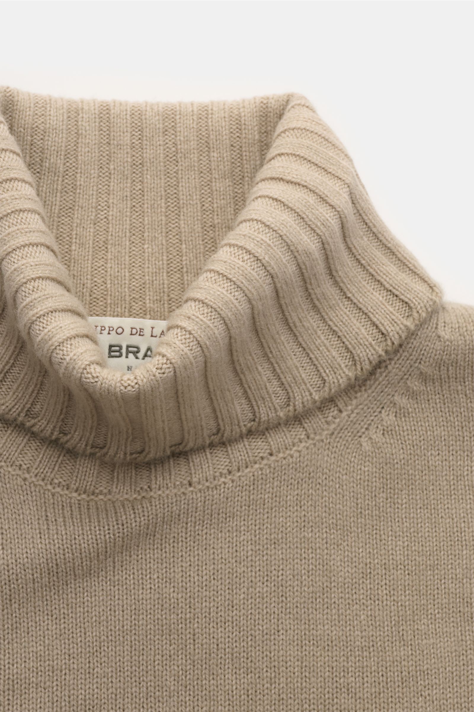 Filippo de Laurentiis Merino Rollkragenpullover sand in Nahaufnahme von oben, feines Strickbild, weicher Griff, garment dyed, Rollkragen, Rippbündchen.