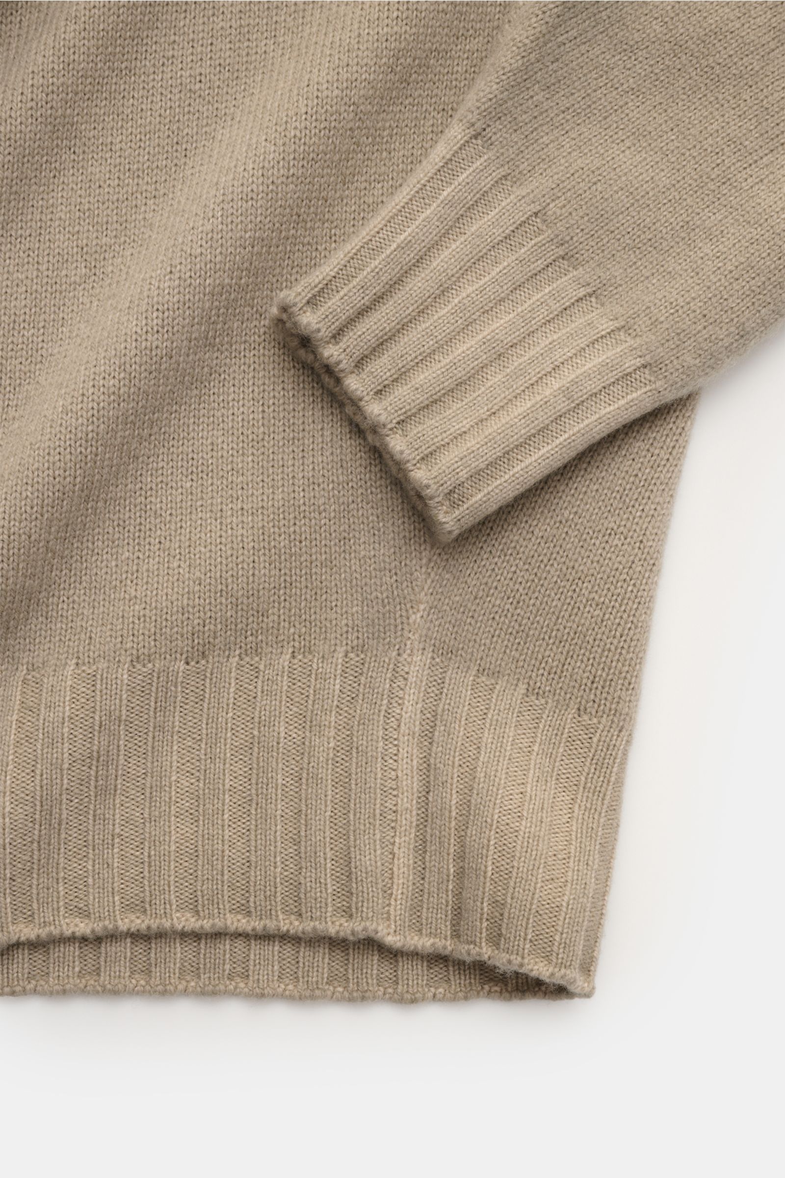 Filippo de Laurentiis Merino Rollkragenpullover sand, Detailaufnahme von Ärmel und Bund, weicher Griff, feines Strickbild, garment dyed, Regular Fit, flexible Rippbündchen.