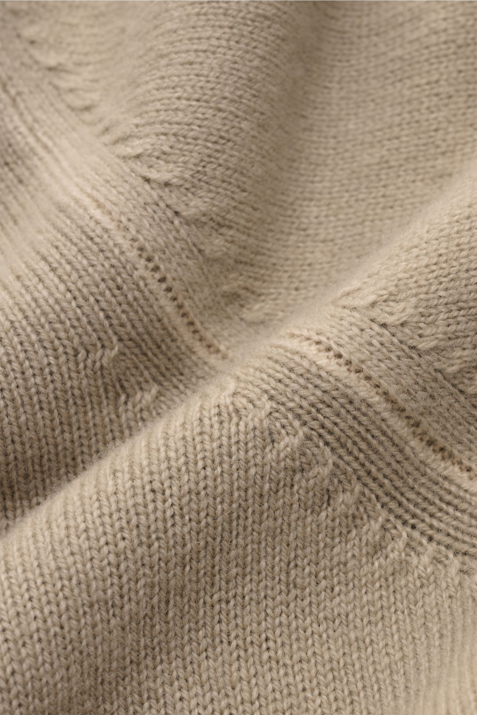Nahaufnahme des fein gestrickten Filippo de Laurentiis Merino Rollkragenpullovers sand aus Merinowolle und Cashmere mit garment dyed Effekt.