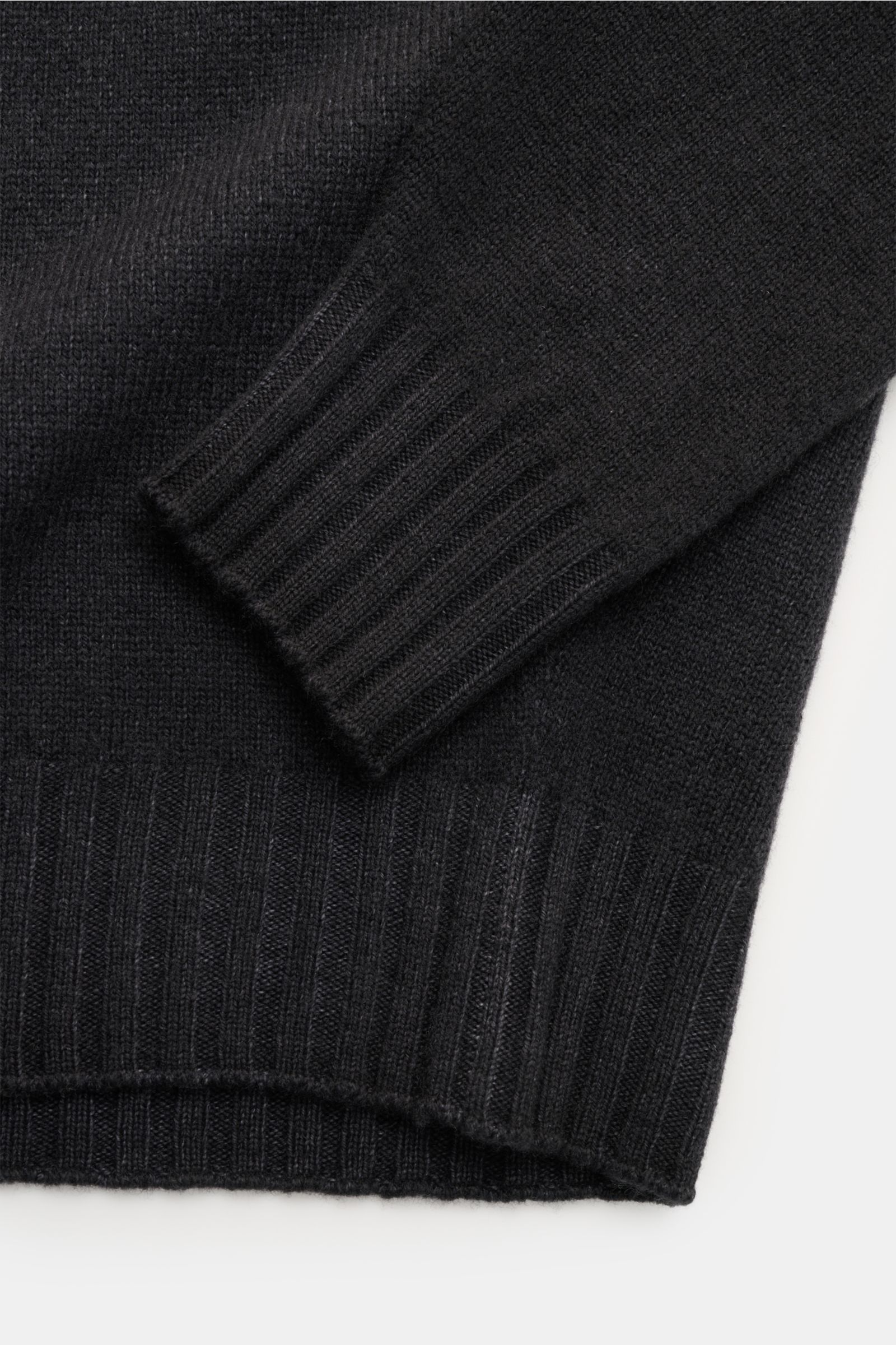 Filippo de Laurentiis Merino Rollkragenpullover anthrazit meliert, von oben fotografiert, aus superfeiner Merinowolle und Cashmere mit garment dyed Vintage-Effekt, weichem Griff, feinem Strickbild, Regular Fit, Rollkragen und flexiblen Rippbündchen.