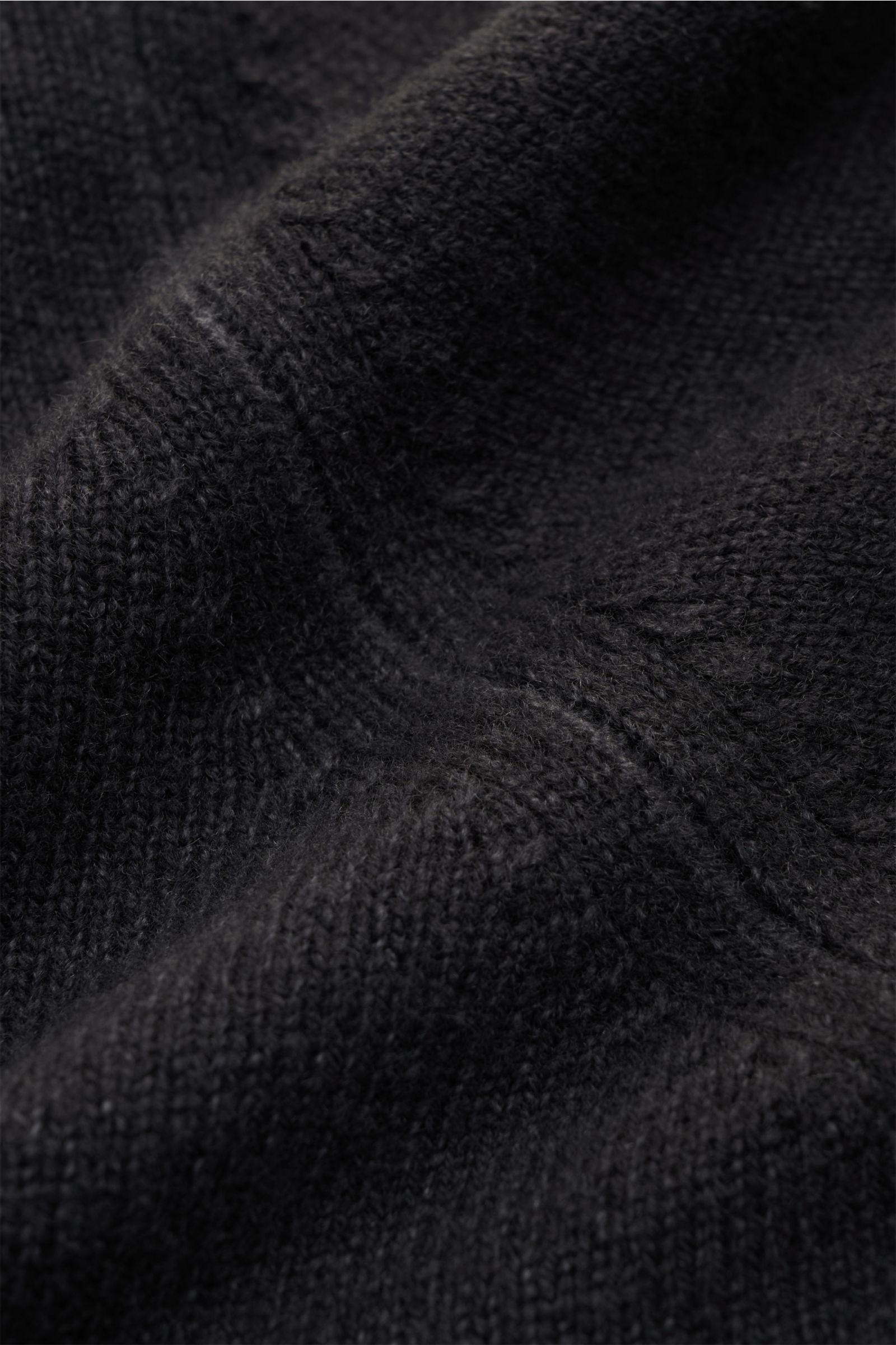Nahaufnahme des Filippo de Laurentiis Merino Rollkragenpullovers anthrazit meliert, zeigt feines Strickbild, weichen Griff und garment dyed Effekt.