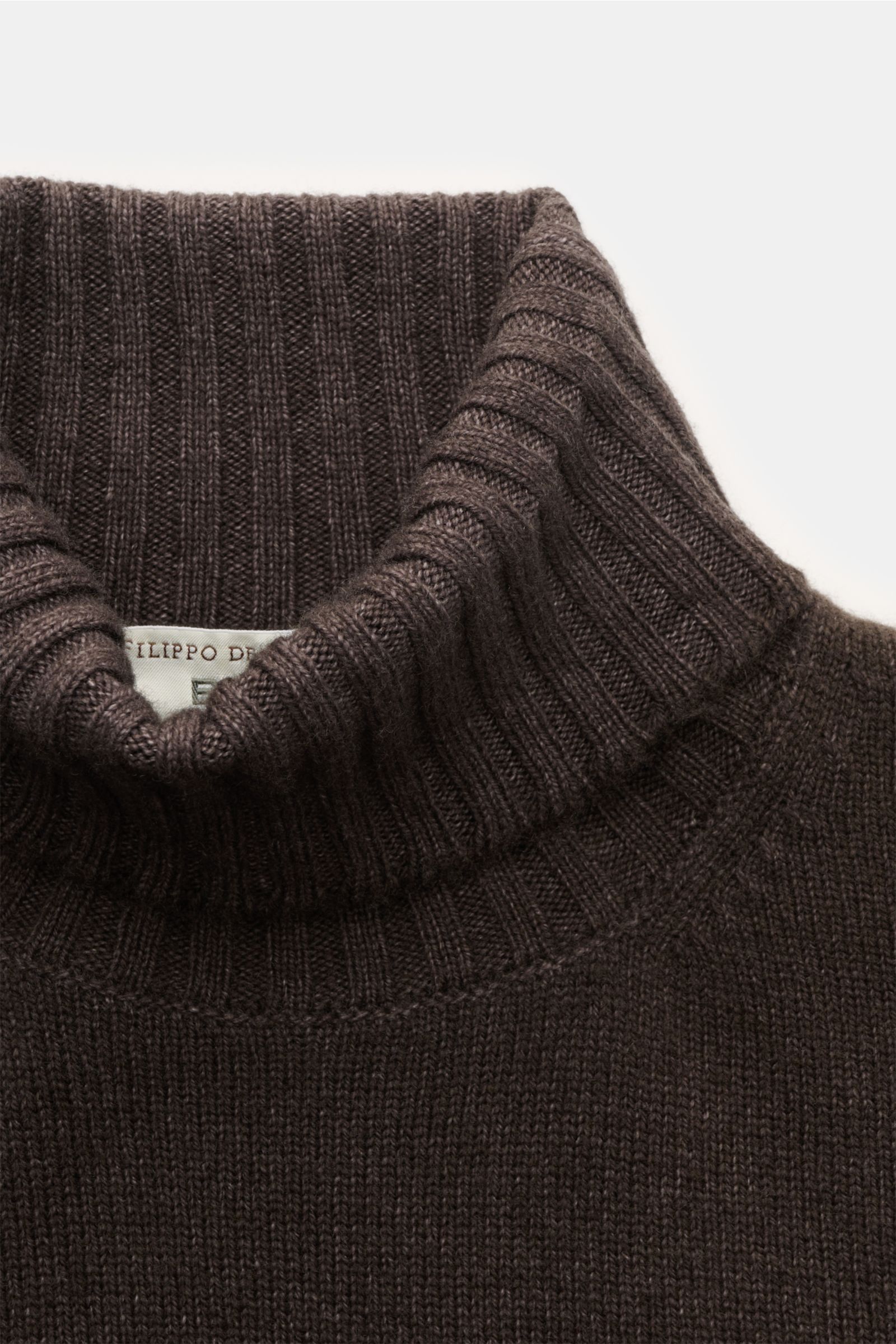 Filippo de Laurentiis Merino Rollkragenpullover dunkelbraun meliert, Detailaufnahme von oben, feines Strickbild, weicher Griff, garment dyed, Rollkragen, Rippbündchen.