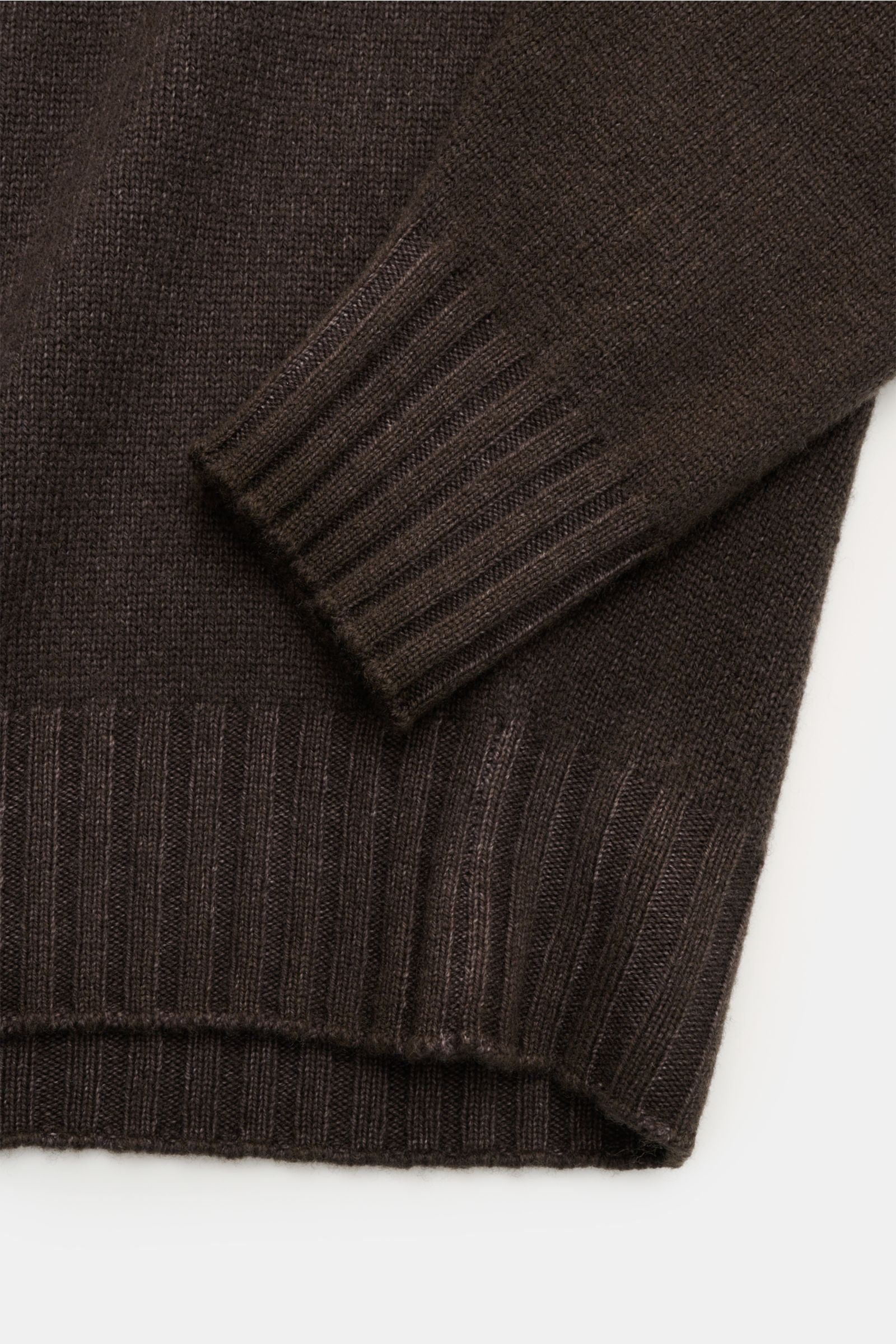 Filippo de Laurentiis Merino Rollkragenpullover dunkelbraun meliert, Detailaufnahme von Ärmel und Saum mit feinem Strickbild, weicher Griff, garment dyed.