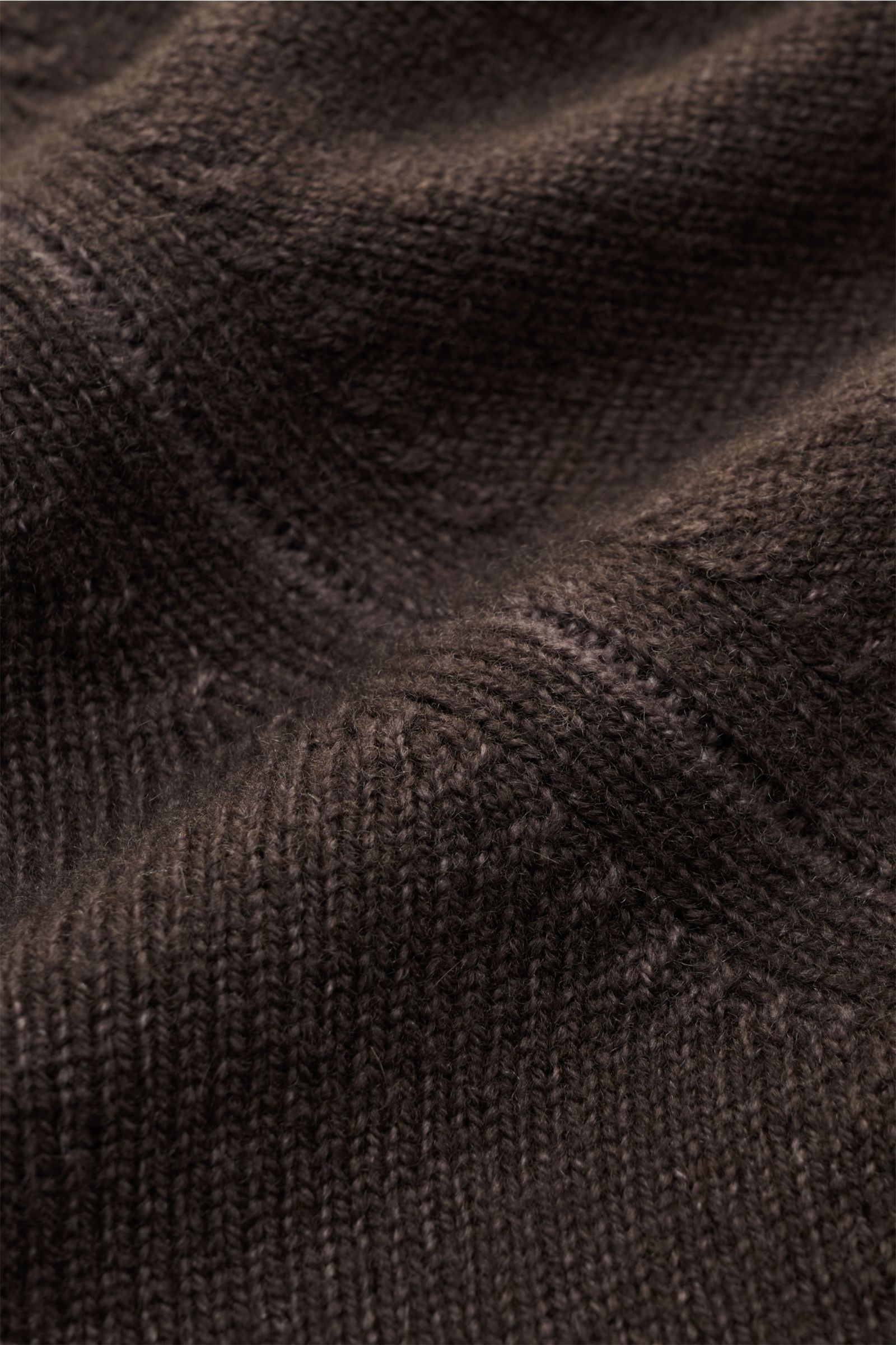 Filippo de Laurentiis Merino Rollkragenpullover dunkelbraun meliert, Nahaufnahme des feinen Strickbilds und weichen Merino-Cashmere-Garns.