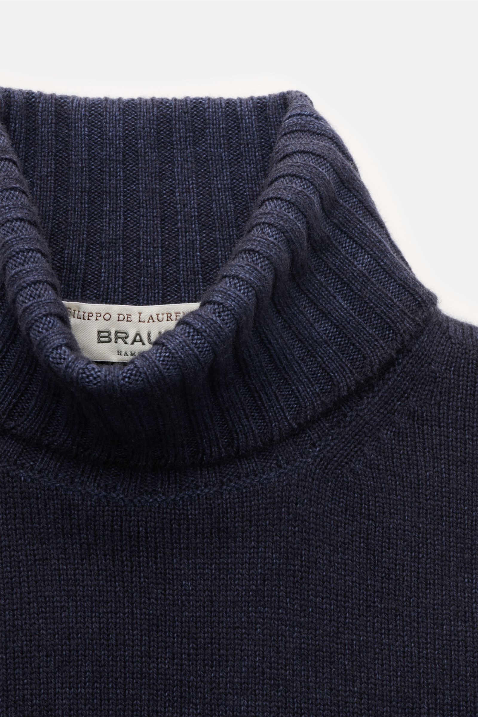 Close-up front view of the Filippo de Laurentiis Merino Rollkragenpullover navy meliert, showcasing the ribbed turtleneck and fine knit texture. Edle Strickkunst von FILIPPO DE LAURENTIIS: Dieser Rollkragenpullover aus superfeiner Merinowolle und Cashmere