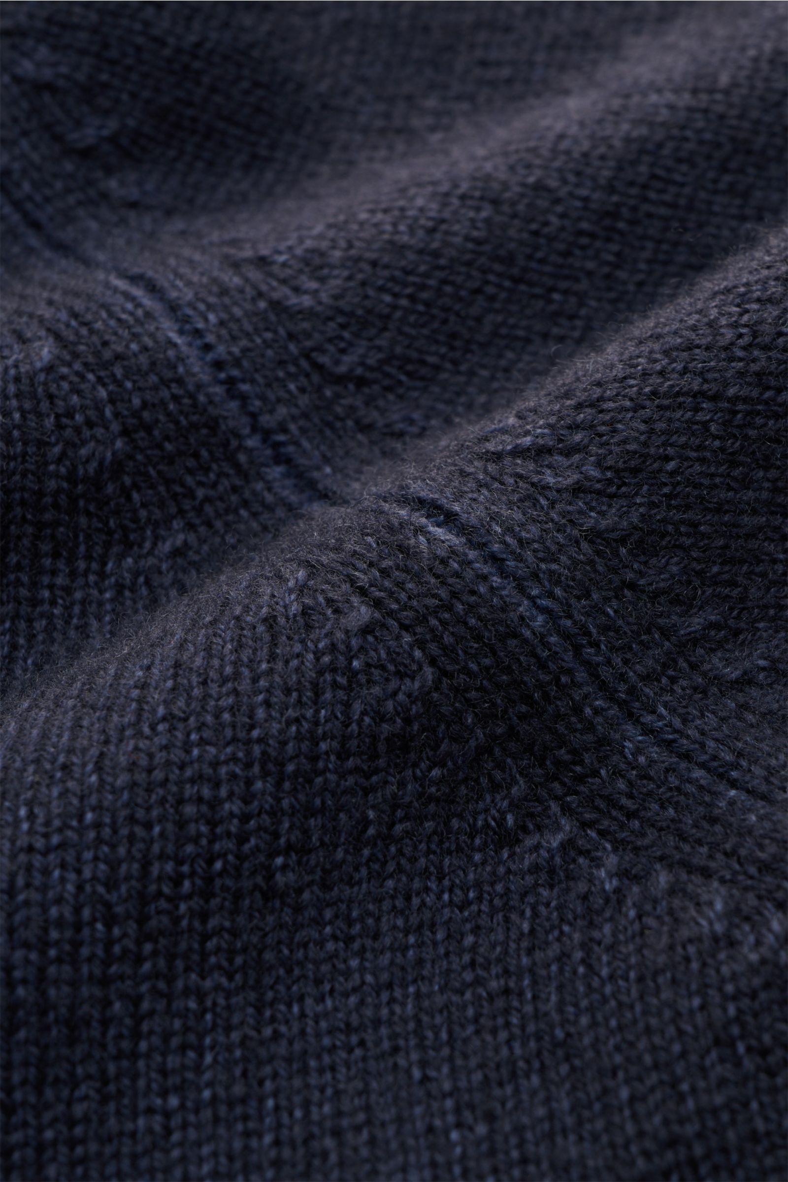 Close-up view of the navy meliert knitted fabric of the Filippo de Laurentiis Merino Rollkragenpullover, showing fine stitch detail.

Edle Strickkunst von FILIPPO DE LAURENTIIS: Dieser Rollkragenpullover aus superfeiner Merinowolle und Cashmere begeist