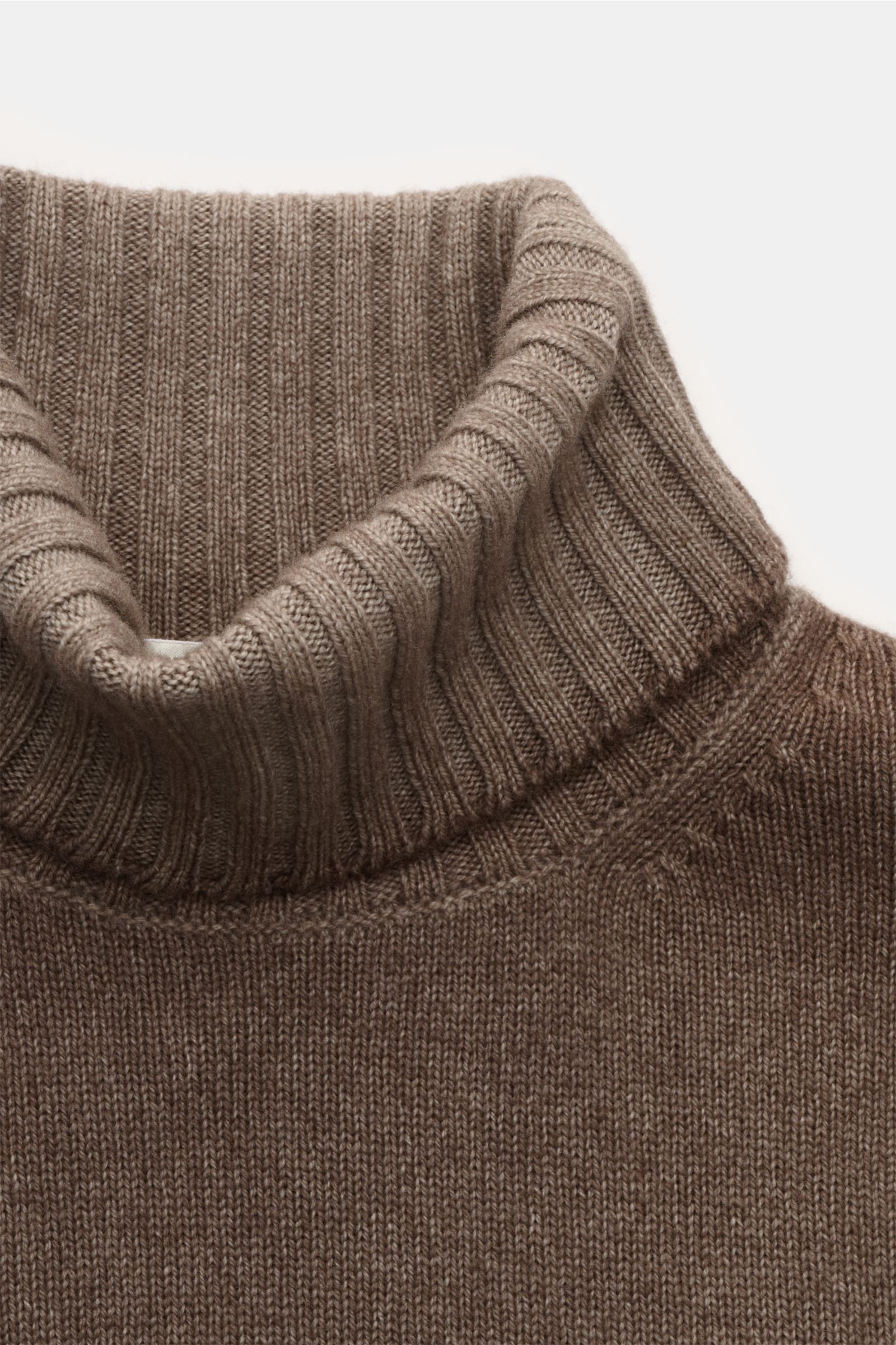 Filippo de Laurentiis Merino Rollkragenpullover braun meliert, Detailaufnahme von oben, weicher Strick aus Merinowolle und Cashmere, garment dyed, Regular Fit, flexible Rippbündchen.