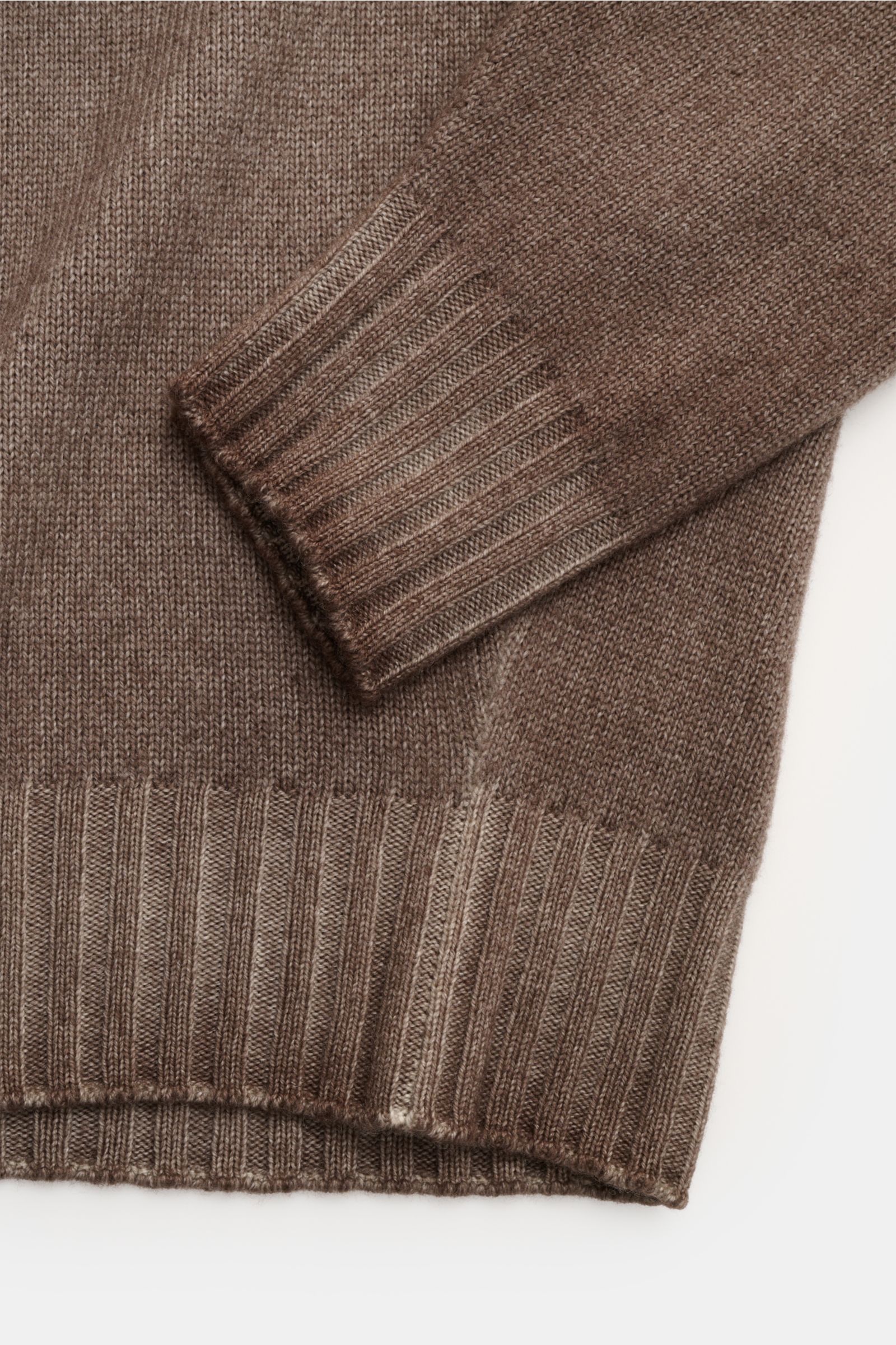 Filippo de Laurentiis Merino Rollkragenpullover braun meliert, Nahaufnahme von Ärmel und Saum, feines Strickbild, weicher Griff, garment dyed, Regular Fit.