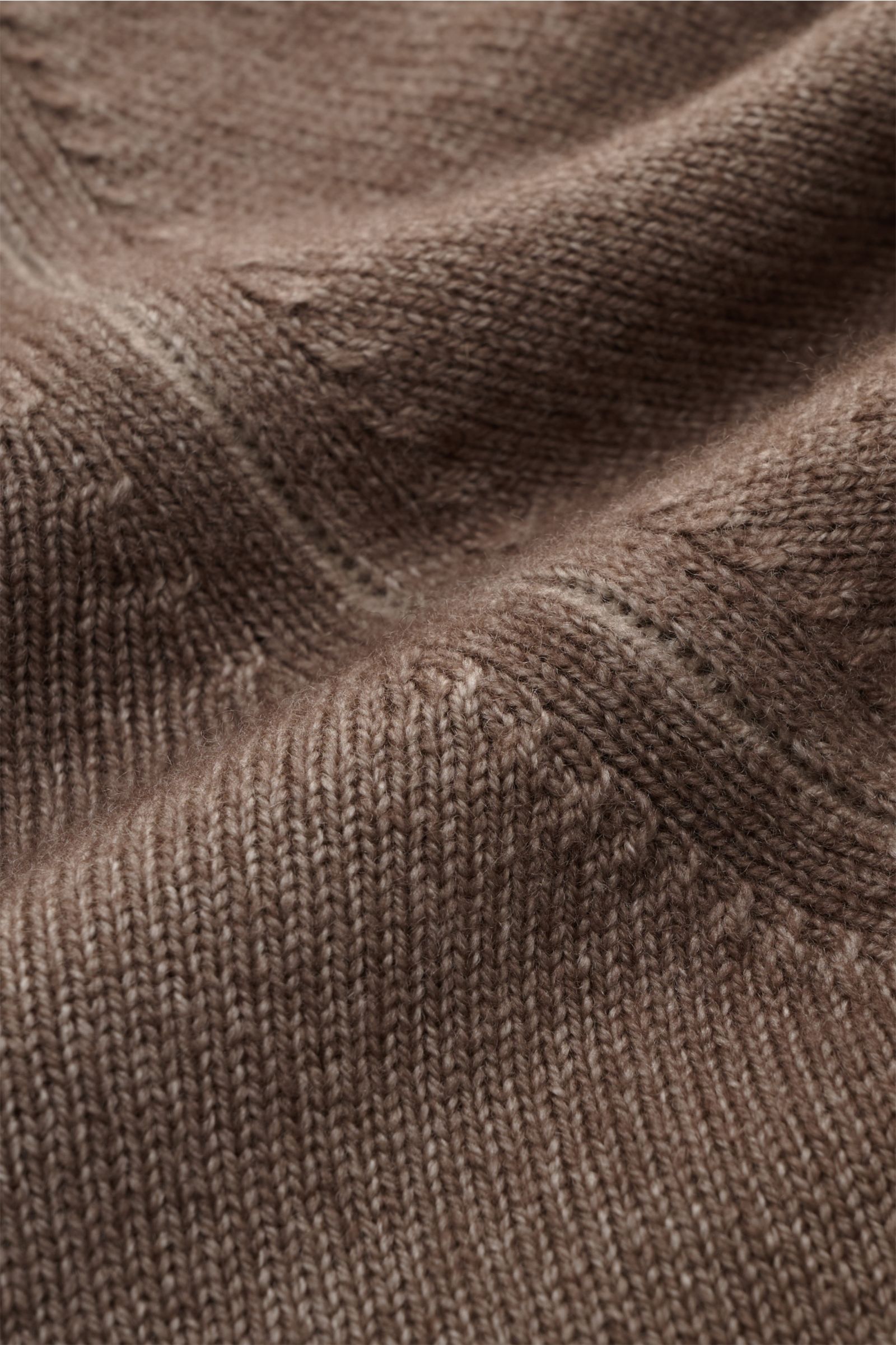 Filippo de Laurentiis Merino Rollkragenpullover braun meliert in Nahaufnahme von schräg oben, weiche Strickstruktur, feines Muster, garment dyed.