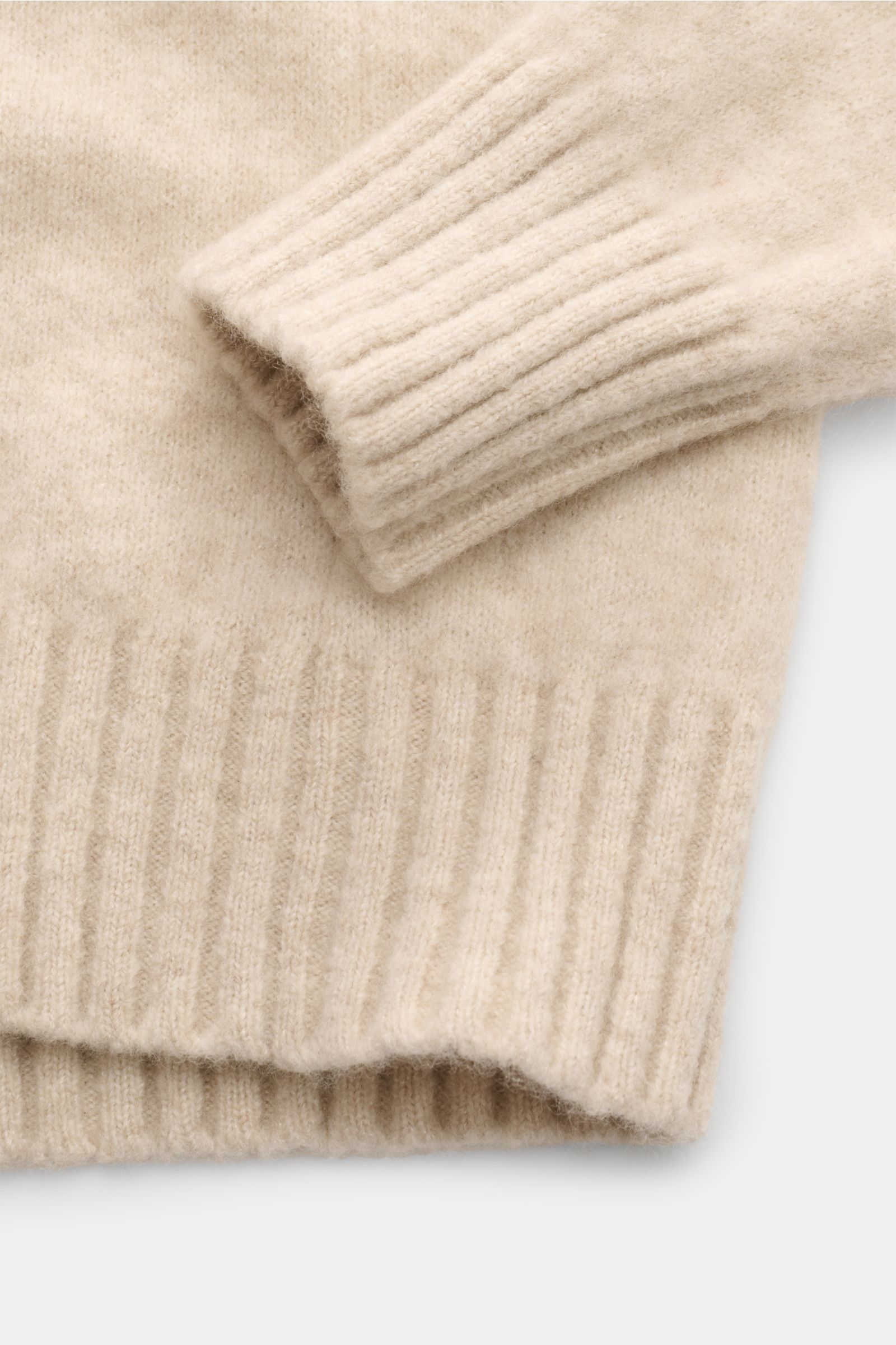 Piacenza 1733 Rollkragenpullover sand, Detailaufnahme von Bündchen und Ärmel, weicher Cashmere-Seide-Microfaser-Mix, Slim Fit, Rollkragen.