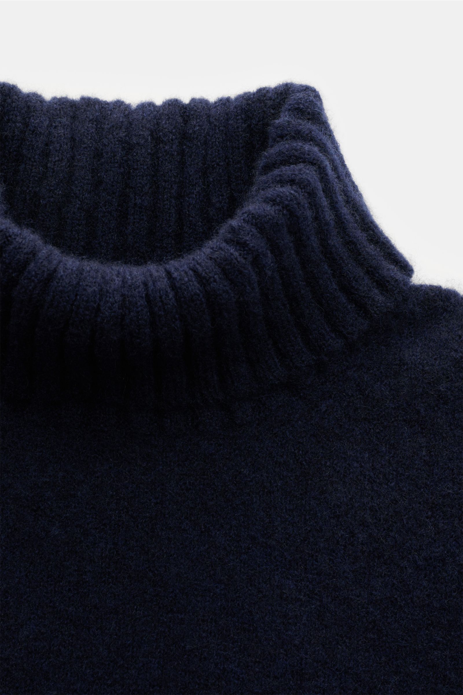 Nahaufnahme des Piacenza 1733 Rollkragenpullover navy, fotografiert von oben, zeigt weichen, mittelfeinen Strick aus Cashmere, Seide und Microfaser mit komfortablem Rollkragen und Rippbündchen.