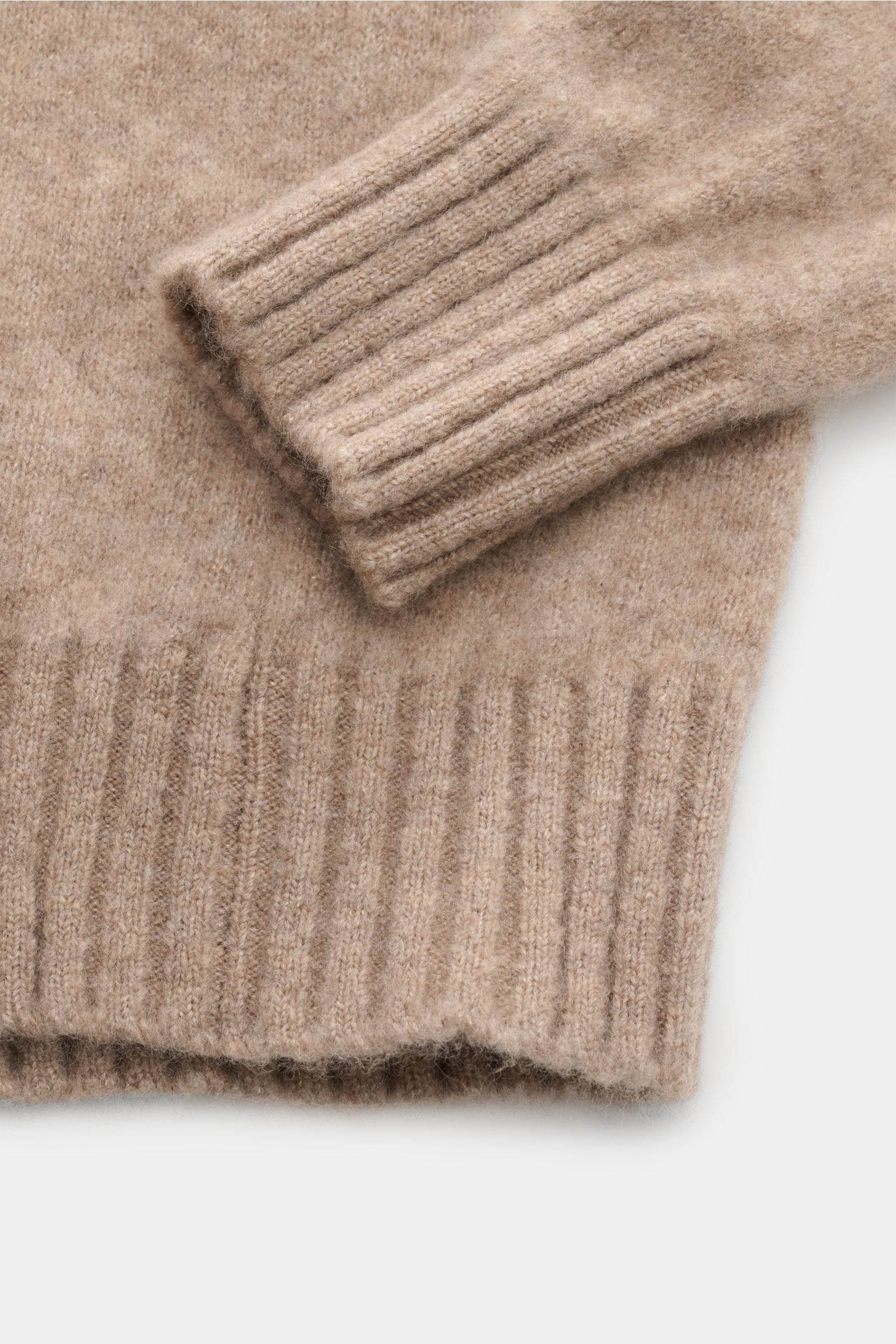Piacenza 1733 Rollkragenpullover beige, Nahaufnahme von Ärmel und Bund mit mittelfeinem Strickbild, Slim Fit, weicher Griff aus Cashmere, Seide, Microfaser.