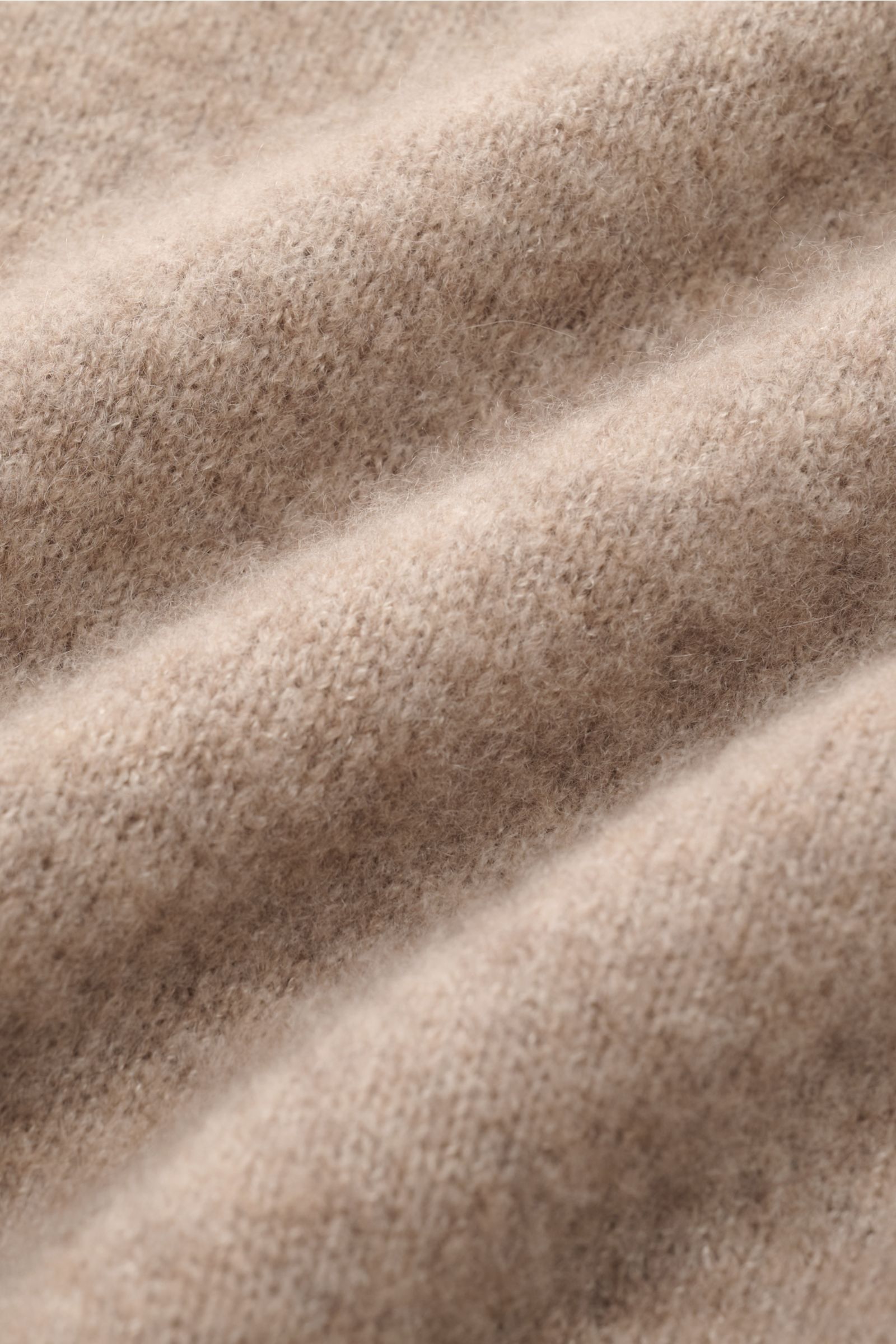 Piacenza 1733 Rollkragenpullover beige in Nahaufnahme, weicher Cashmere-, Seide- und Microfaser-Mix, mittelfeines Strickbild, Rollkragen, Slim Fit