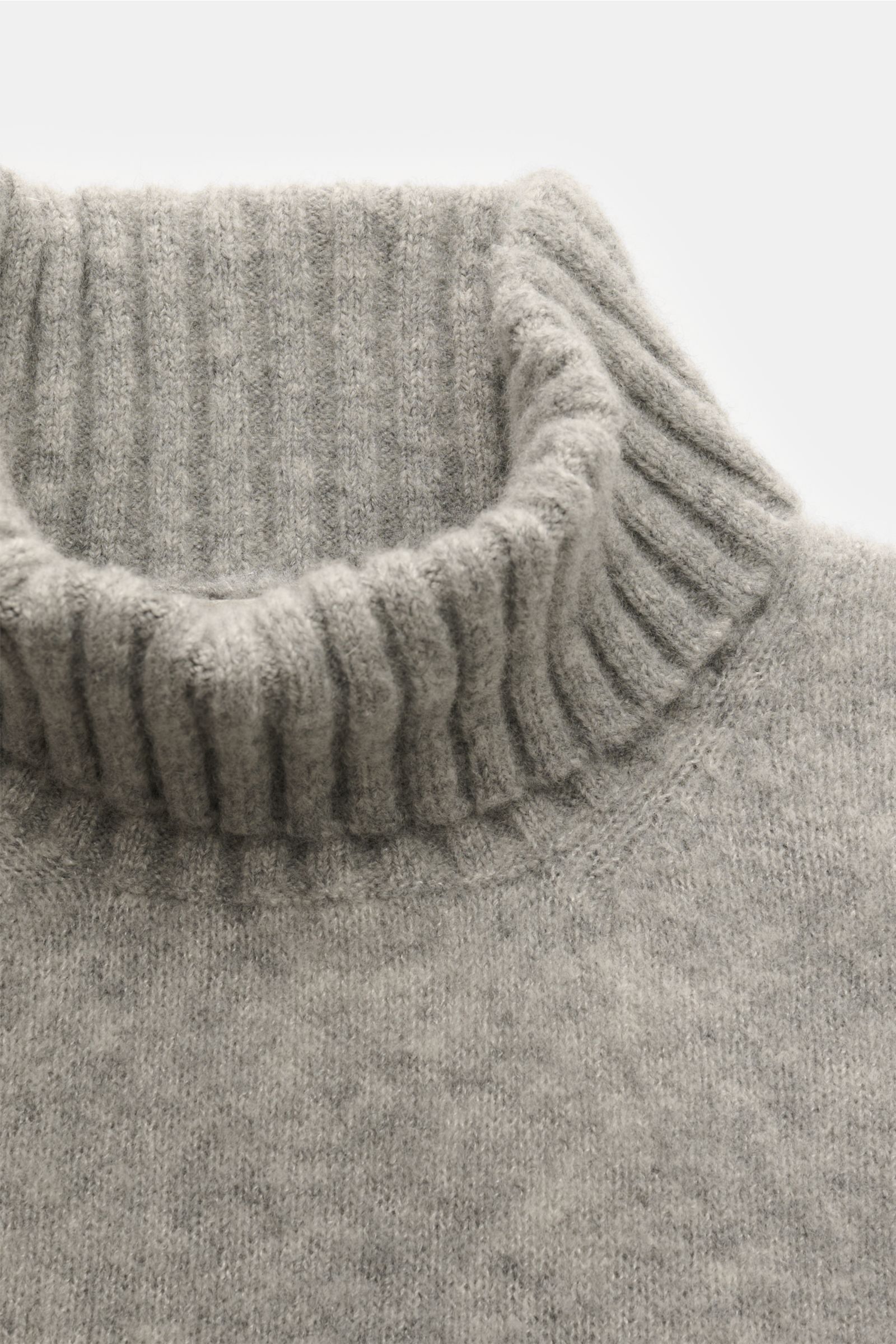 Nahaufnahme des Piacenza 1733 Rollkragenpullovers grau meliert von oben, weicher Cashmere-Seide-Microfaser-Mix, mittelfein, Slim Fit, Rippbündchen.