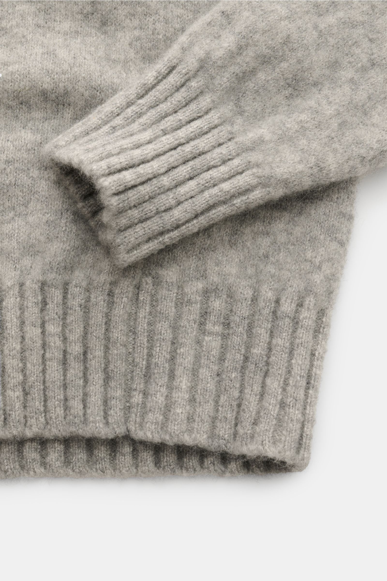 Piacenza 1733 Rollkragenpullover grau meliert, Detailaufnahme von Ärmel und Saum, weicher Cashmere-Seide-Microfaser-Mix, Slim Fit.