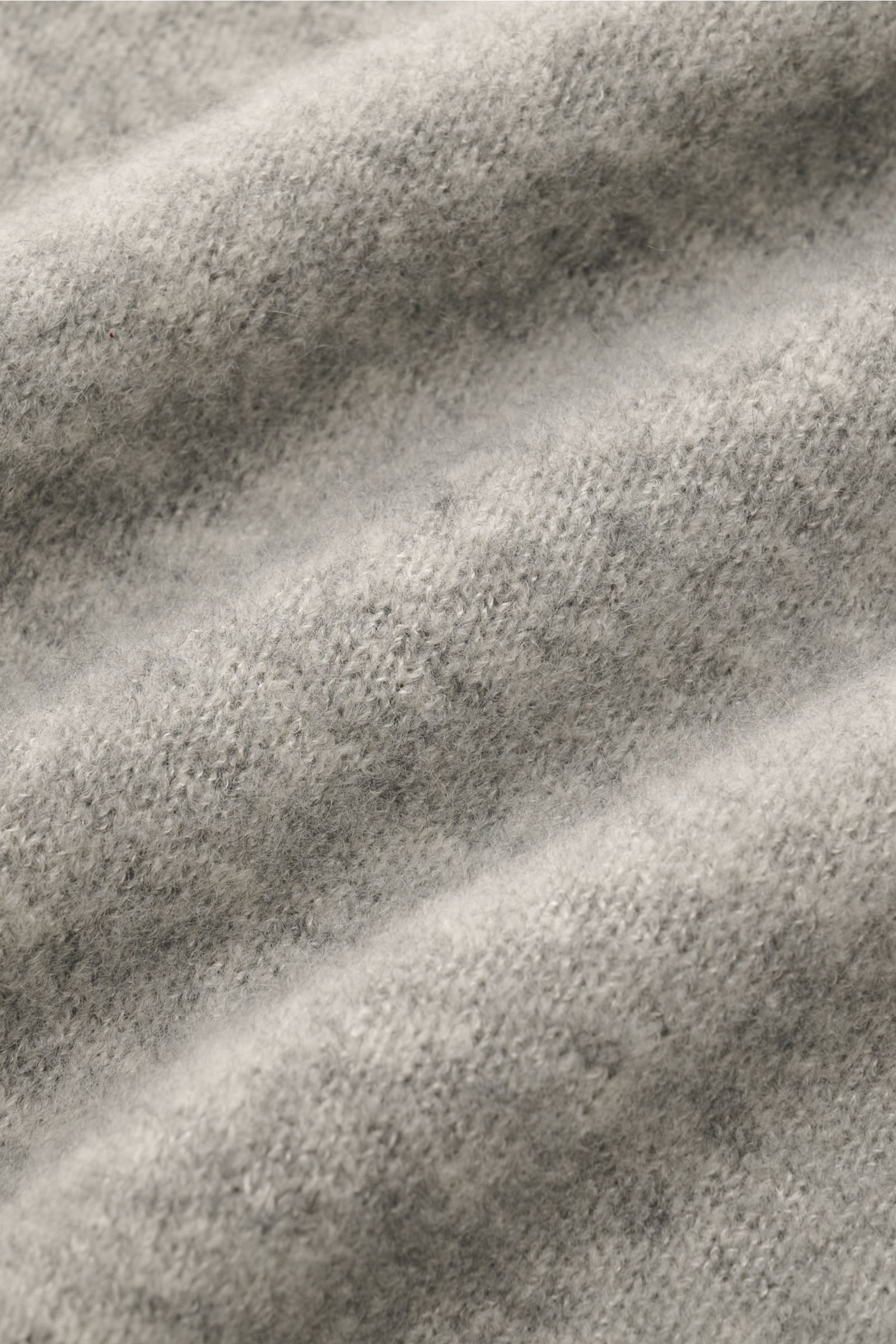 Piacenza 1733 Rollkragenpullover grau meliert in Nahaufnahme, weicher Cashmere-Seide-Microfaser-Mix, mittelfeines Strickbild, Rippbündchen sichtbar.