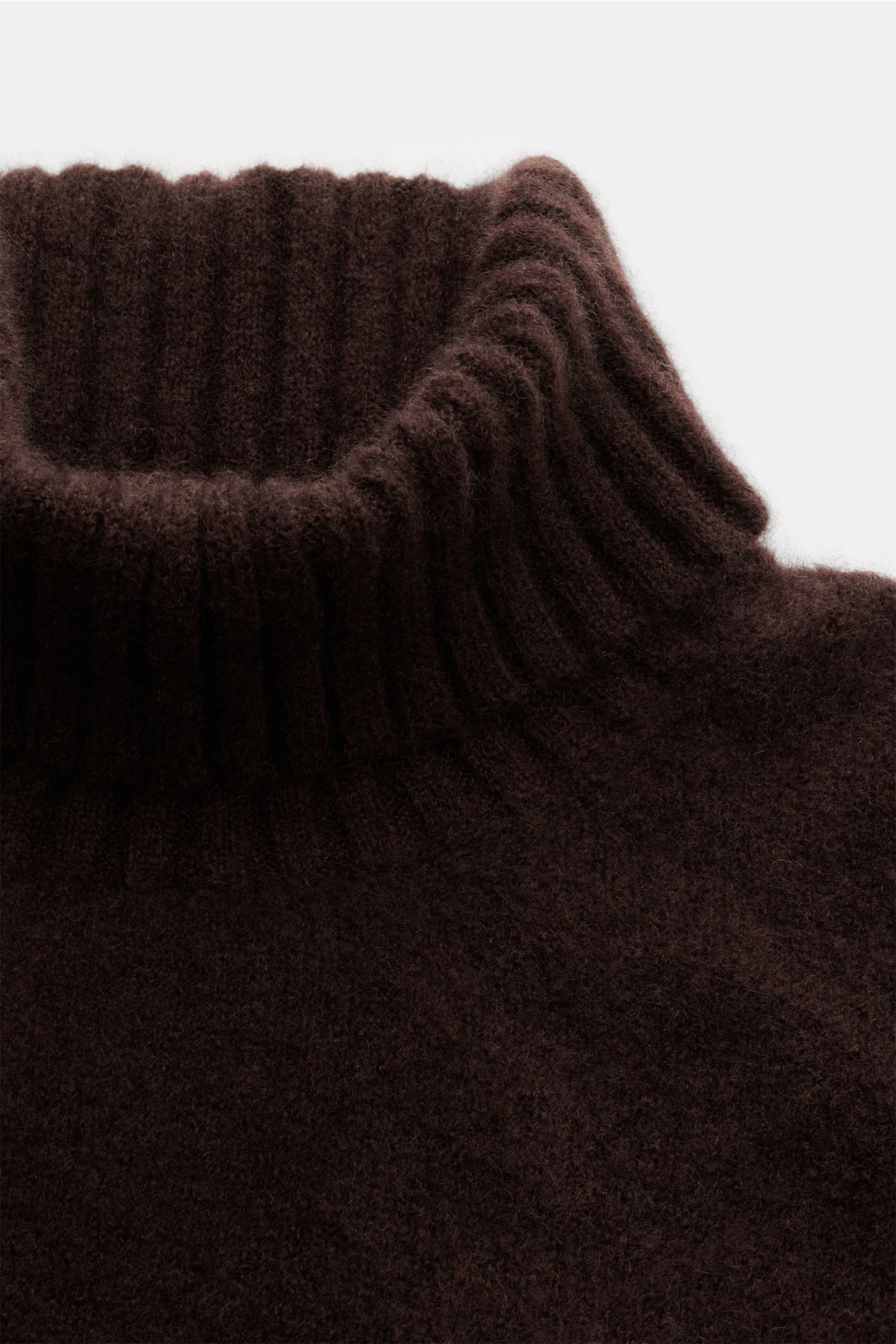 Nahaufnahme des Piacenza 1733 Rollkragenpullovers dunkelbraun aus weichem Cashmere-, Seide- und Microfaser-Mix, slim fit mit Ripp-Rollkragen.