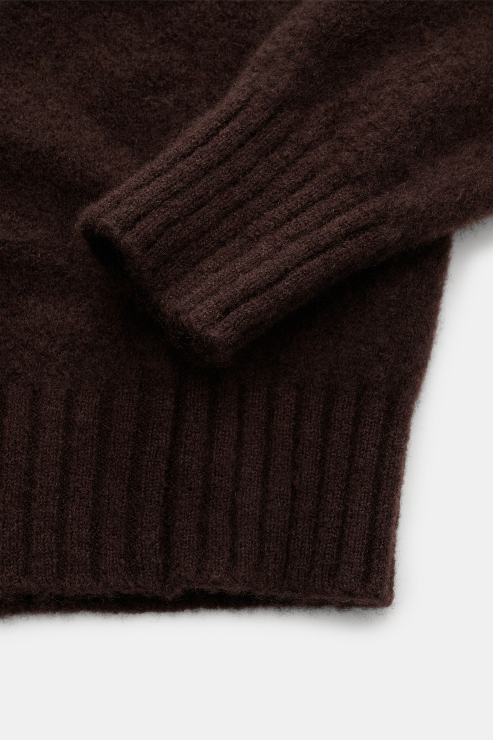 Piacenza 1733 Rollkragenpullover dunkelbraun, Nahaufnahme von Ärmel und Bund, weich, Slim Fit, Rippbündchen, Cashmere-Seide-Microfaser-Mix.