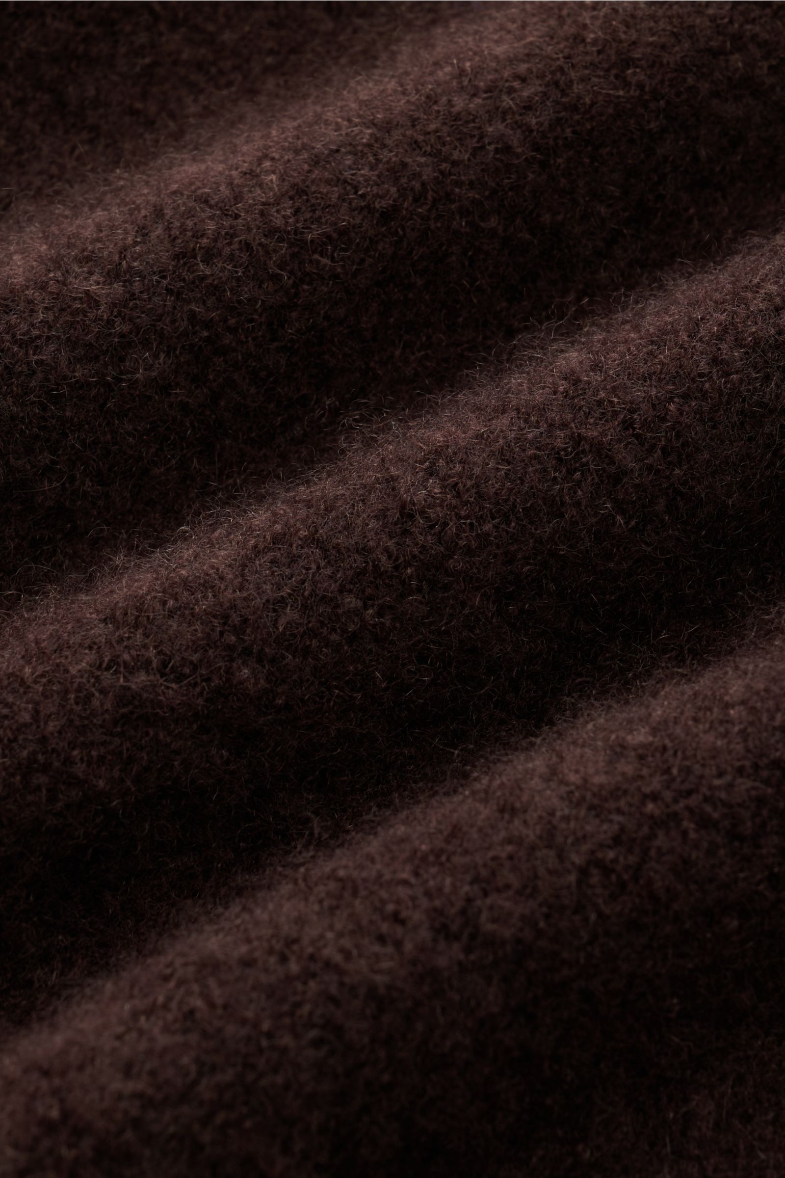 Nahaufnahme des weichen, mittelfeinen Strickbilds des Piacenza 1733 Rollkragenpullovers dunkelbraun aus Cashmere, Seide, Microfaser.