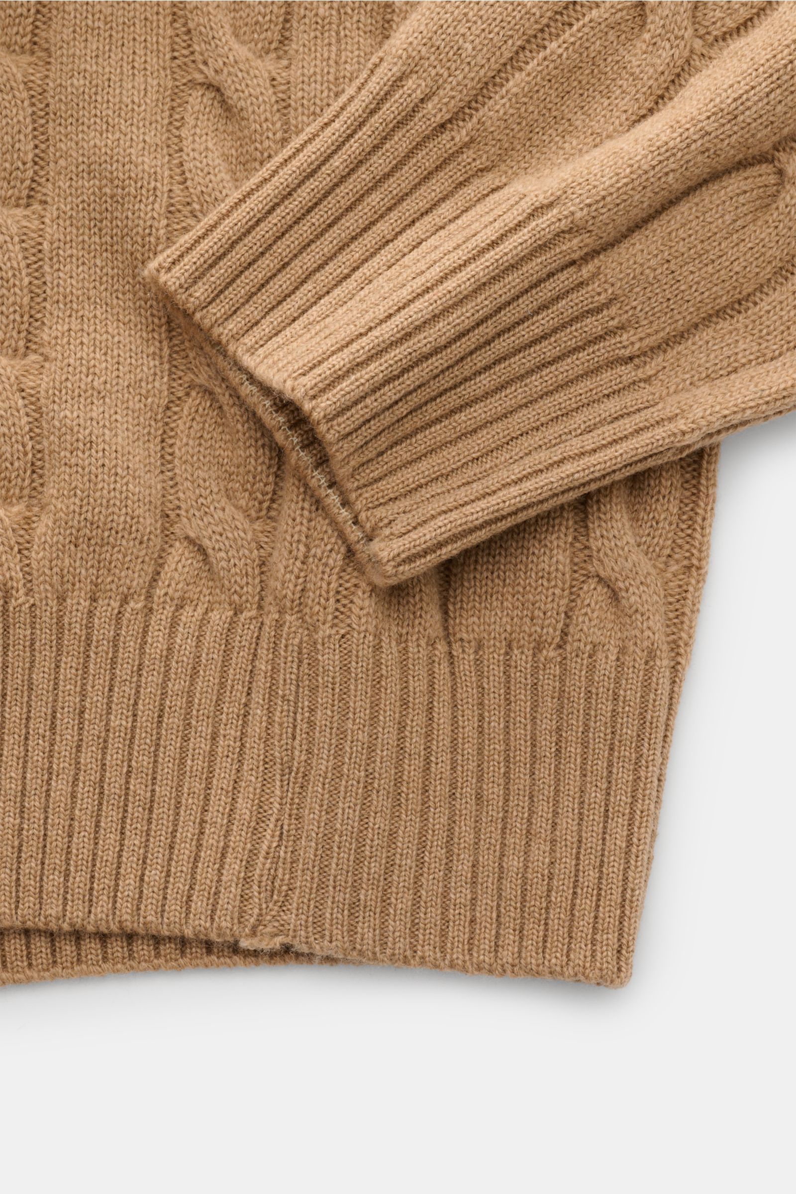 Nahaufnahme eines beigen Aurélien Rollkragenpullovers aus Merinowolle und Cashmere mit Zopfstrick, Rippbündchen und Slim Fit.