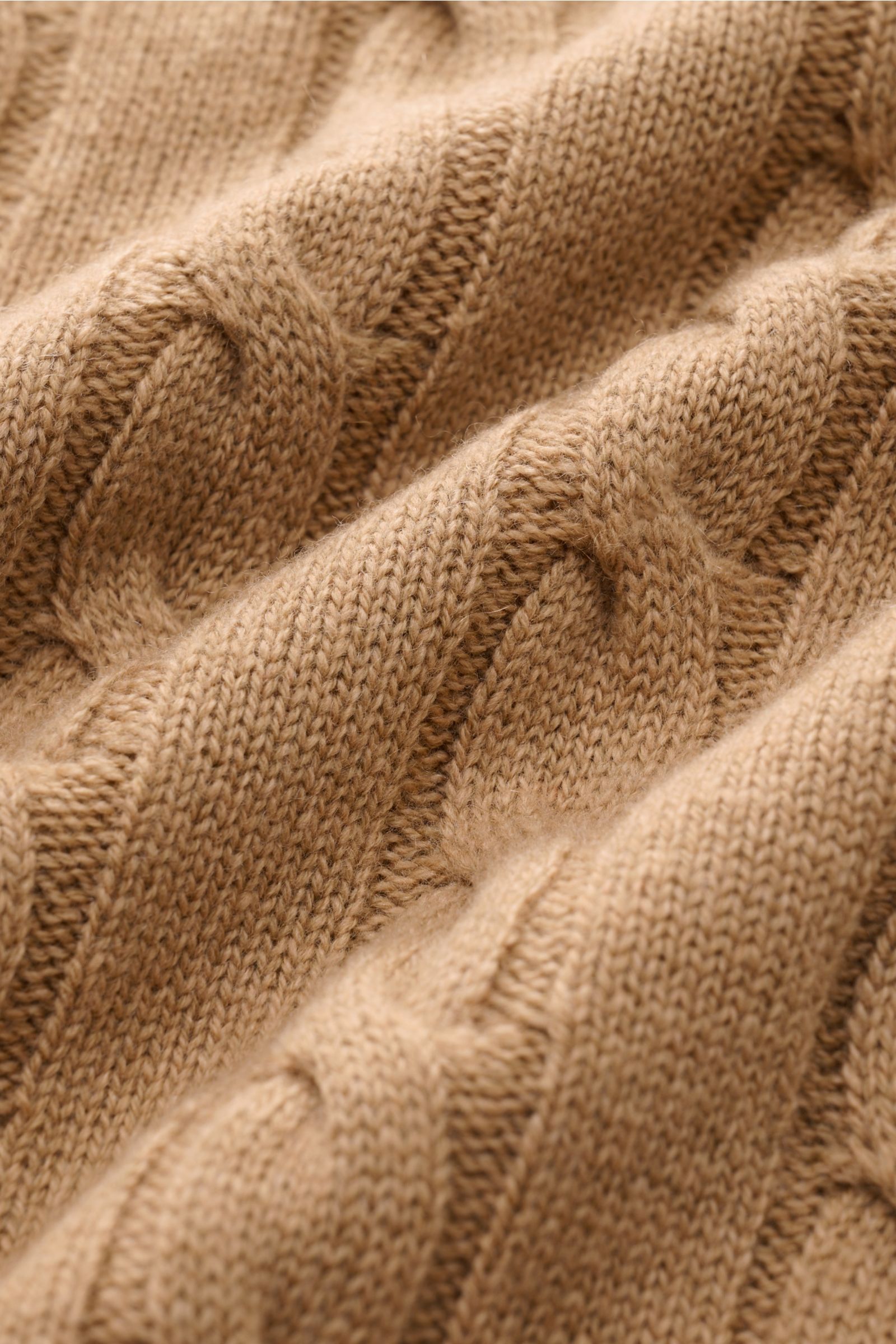 Nahaufnahme des Aurélien Rollkragenpullover beige aus Merinowolle und Cashmere mit feinem Zopfstrick, Slim Fit und weichem Griff.