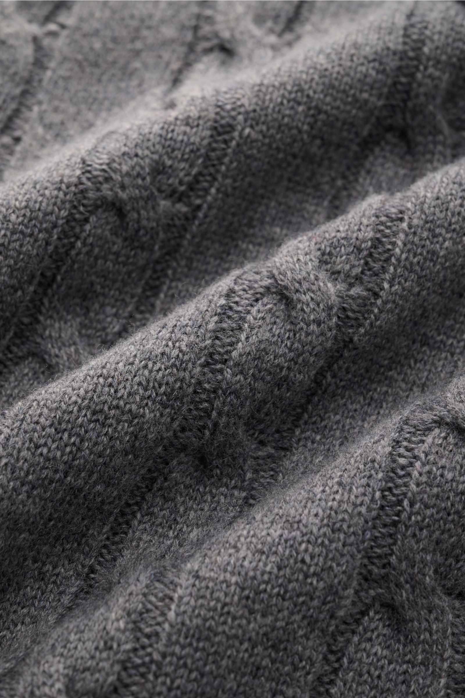 Nahaufnahme des Aurélien Rollkragenpullover grau, gefertigt aus Merinowolle und Cashmere mit feinem Zopfstrick und weichem Griff.