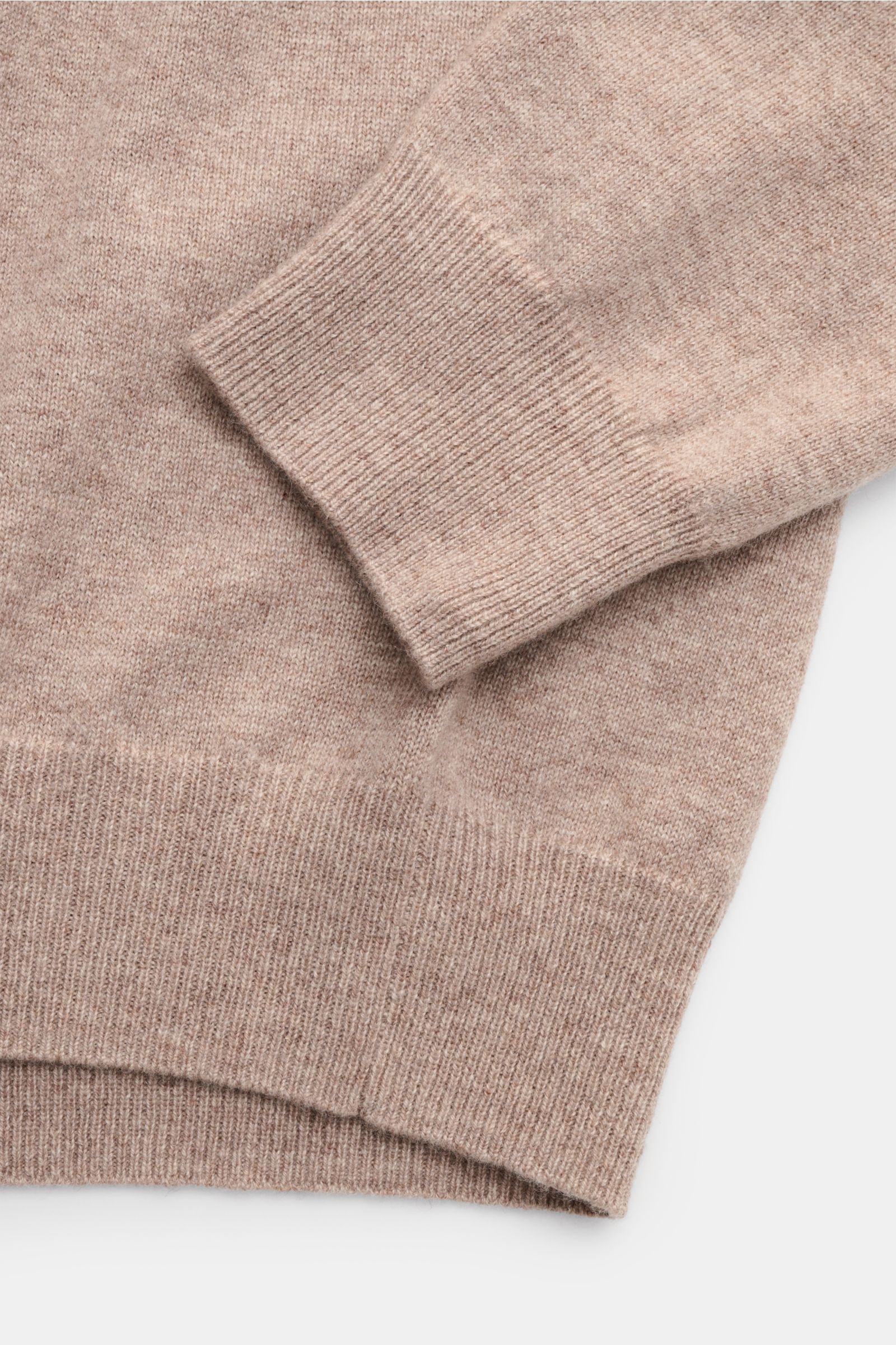 von Braun Cashmere Rollkragenpullover beige, Detailaufnahme von Ärmel und Bund, fein gestrickt, Slim Fit, weicher Griff, elastische Rippbündchen, reiner Cashmere