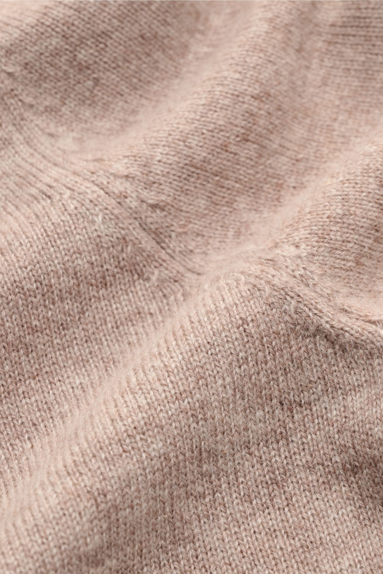 Nahaufnahme des fein gestrickten von Braun Cashmere Rollkragenpullover beige aus reinem, weichem Cashmere mit feinem Strickbild und elastischen Rippbündchen.
