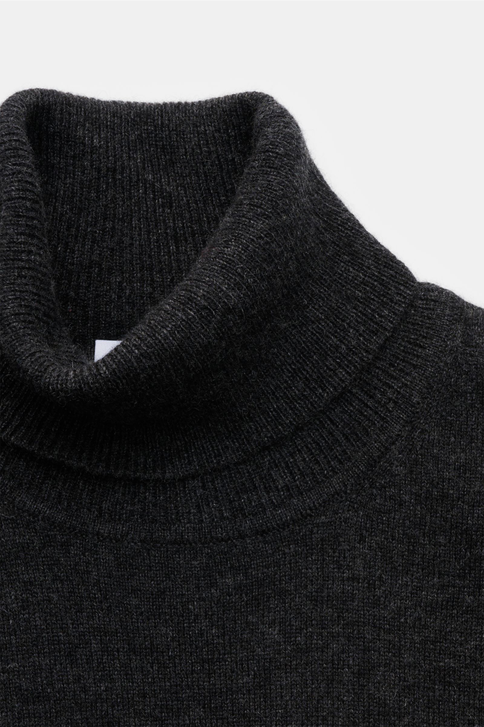von Braun Cashmere Rollkragenpullover dunkelgrau meliert, close-up von oben fotografiert, fein gestrickt, Slim Fit, weicher Griff, elastische Rippbündchen, anliegender Rollkragen, reiner Cashmere aus Mongolei