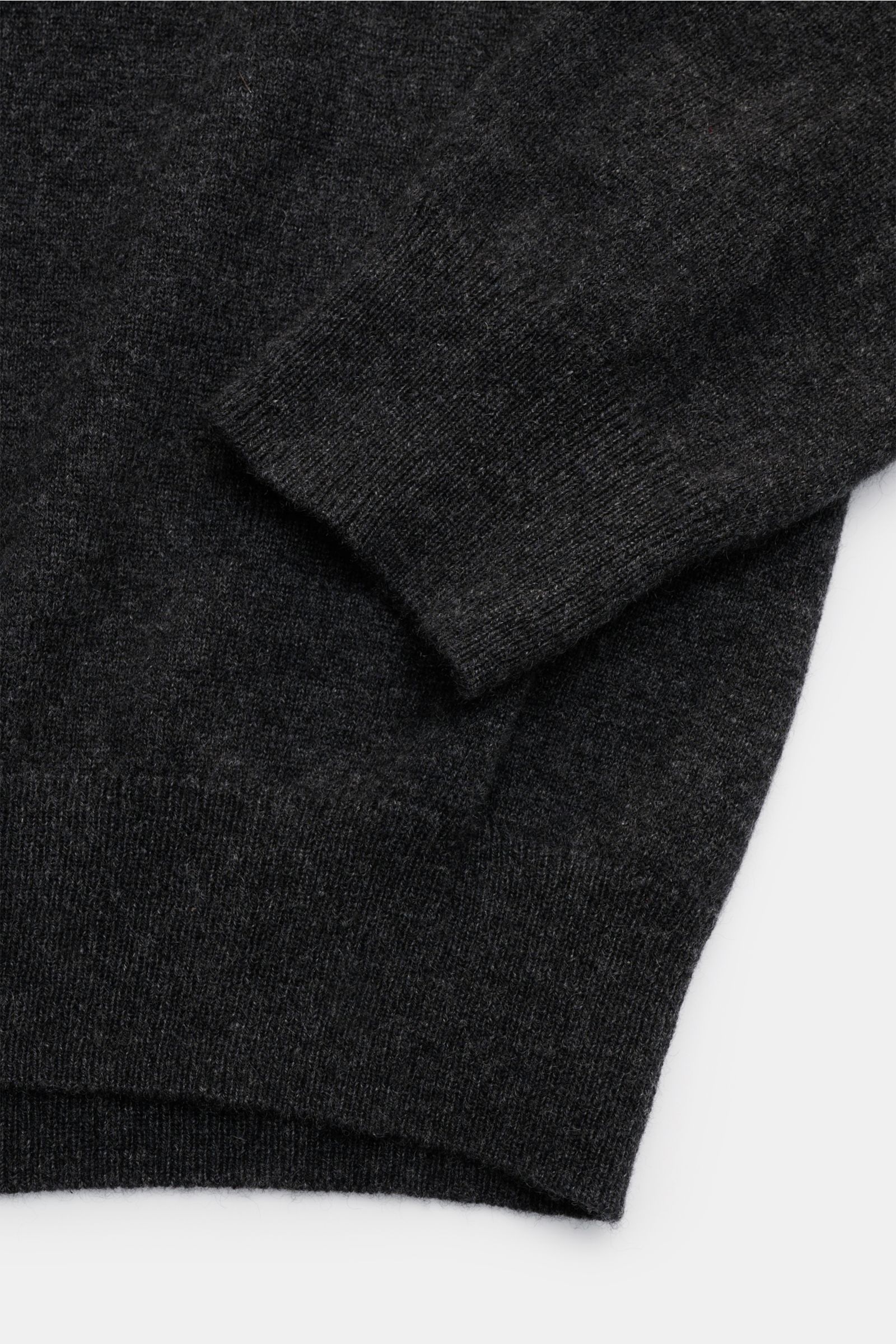 von Braun Cashmere Rollkragenpullover dunkelgrau meliert, Nahaufnahme von Ärmel und Bund, feines Strickbild, weicher Griff, Slim Fit, elastische Rippbündchen, reiner Cashmere