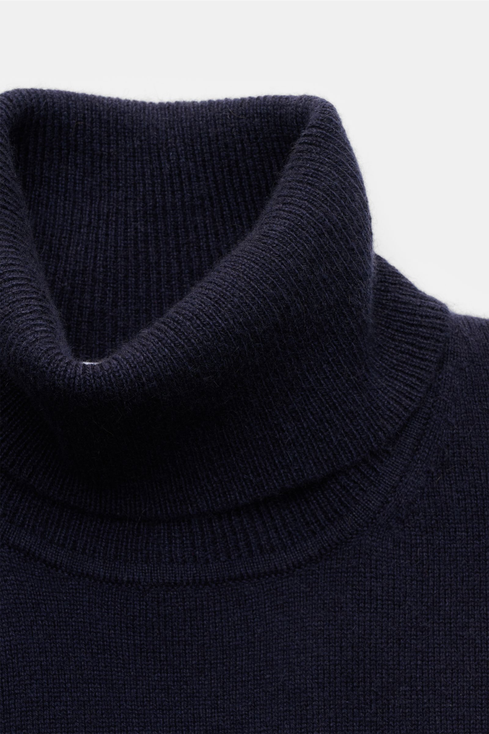 von Braun Cashmere Rollkragenpullover navy, Nahaufnahme von oben, fein gestrickt, Slim Fit, weicher Griff, elastische Rippbündchen, anliegender Rollkragen