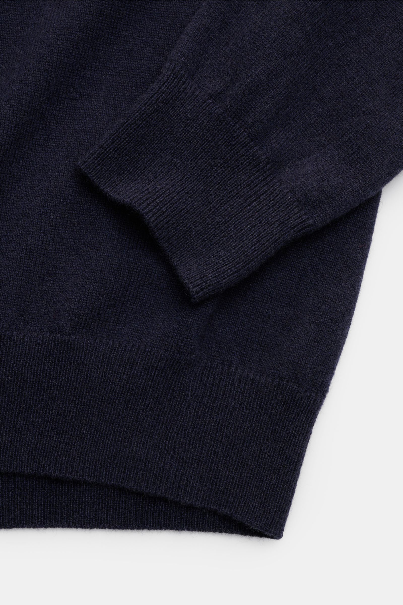 Nahaufnahme des von Braun Cashmere Rollkragenpullovers navy mit feinem Strickbild, Slim Fit, elastischen Rippbündchen und weichem Griff.