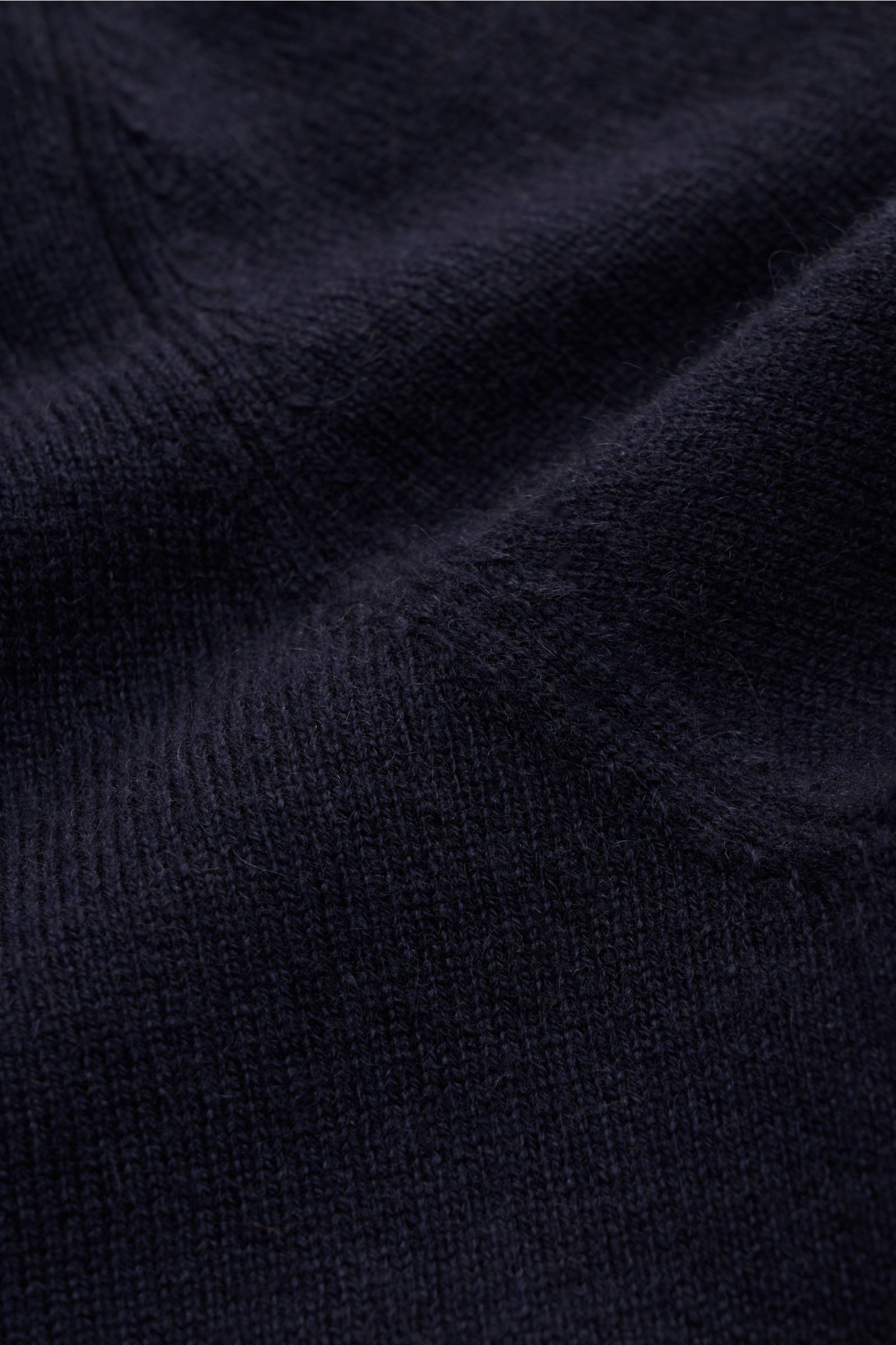 Nahaufnahme des fein gestrickten von Braun Cashmere Rollkragenpullovers navy aus reiner Mongolei-Cashmere-Qualität mit weichem Griff.