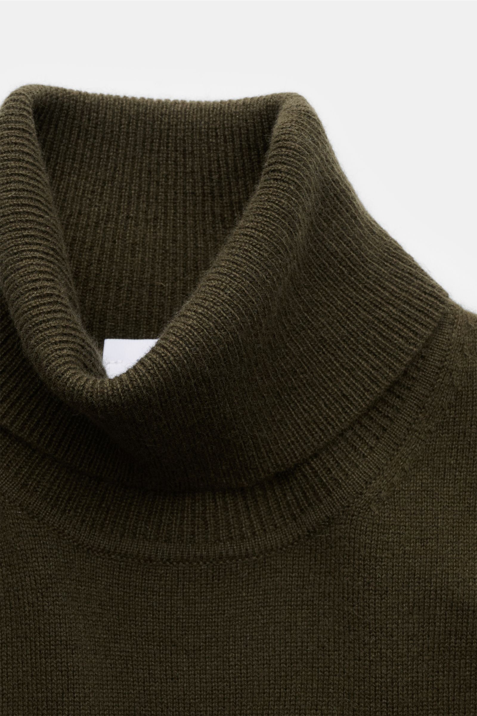 von Braun Cashmere Rollkragenpullover dark olive, Nahaufnahme von oben, Slim Fit, feines Strickbild, reiner Cashmere, weicher Griff, anliegender Rollkragen, elastische Rippbündchen.