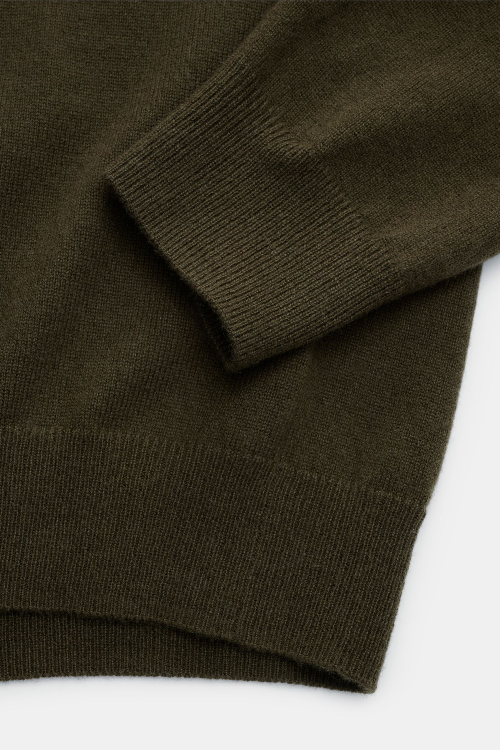 Nahaufnahme des von Braun Cashmere Rollkragenpullovers dark olive von schräg oben, zeigt feines Strickbild, Slim Fit, anliegenden Rollkragen, elastische Rippbündchen aus reinem, weichem Cashmere.