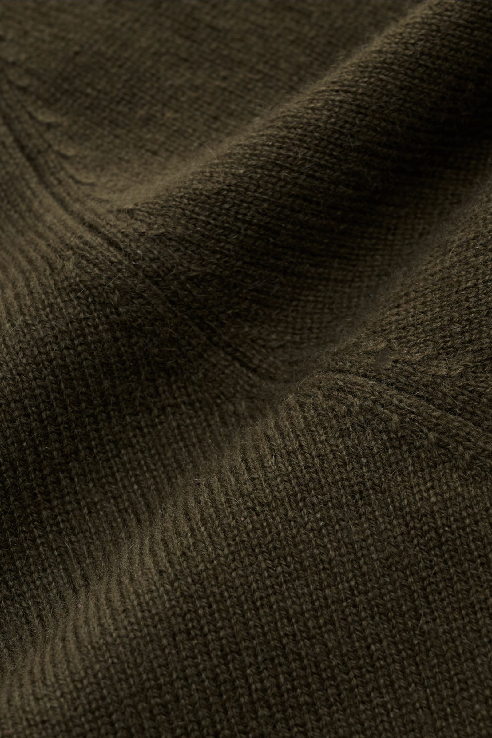 von Braun Cashmere Rollkragenpullover dark olive in Nahaufnahme, fein gestrickt, reiner Cashmere, sehr weich, Slim Fit, anliegender Rollkragen, elastische Rippbündchen, aus der Mongolei.