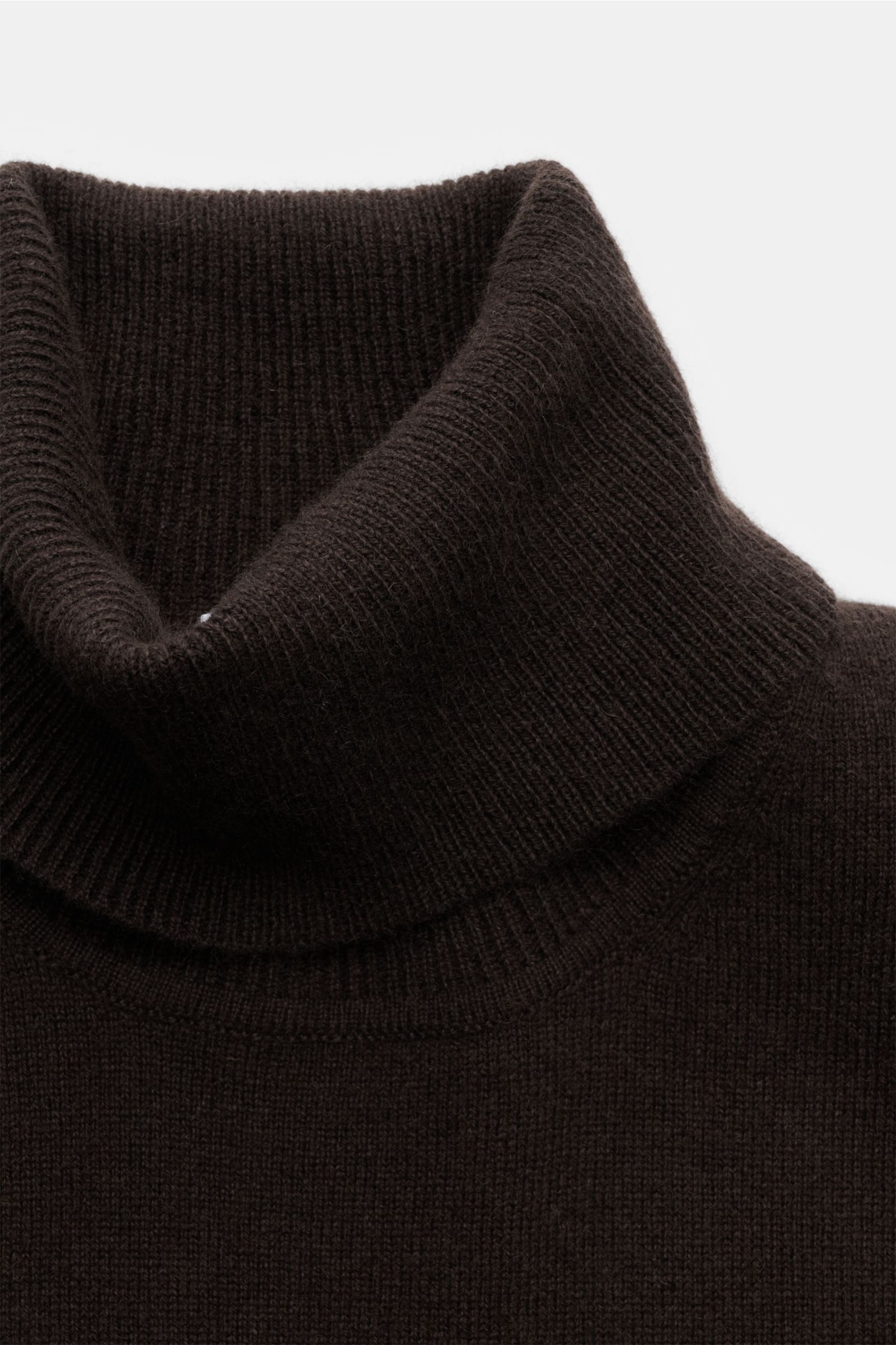 von Braun Cashmere Rollkragenpullover dunkelbraun, Nahaufnahme von schräg oben, fein gestrickt, Slim Fit, anliegender Rollkragen, weicher Griff, elastische Rippbündchen.